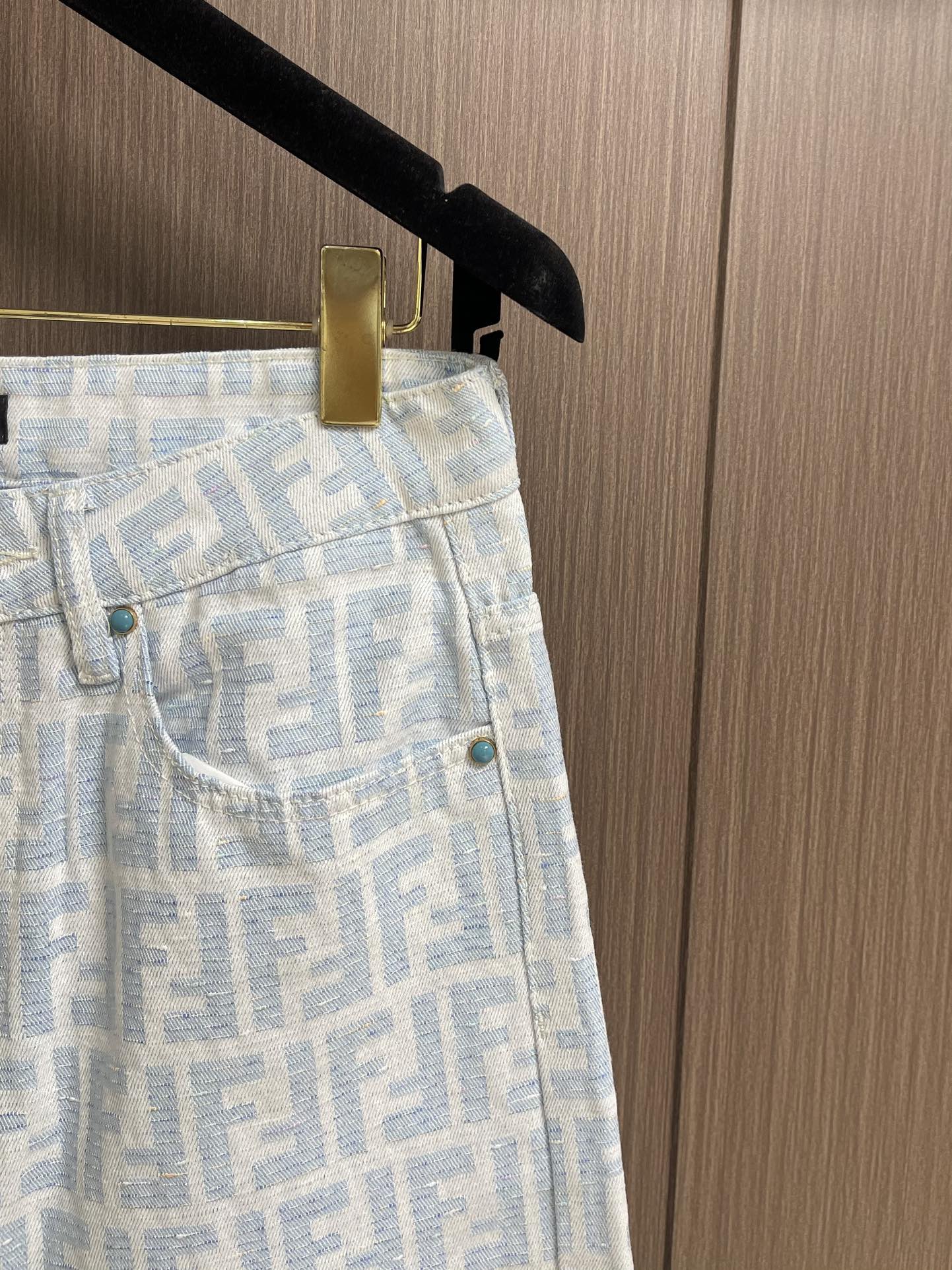 “FENDI 2025s Collection: Bouquets, Gold Accents, Broad-Legged Jeans in Sizes S-3XL” - 图片 4