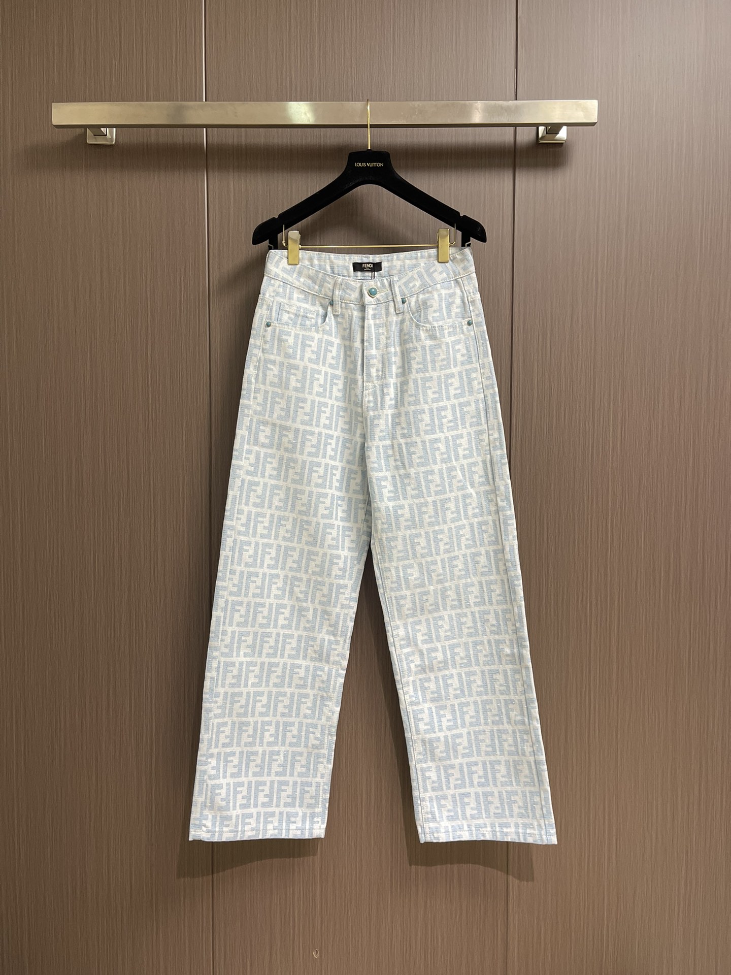 “FENDI 2025s Collection: Bouquets, Gold Accents, Broad-Legged Jeans in Sizes S-3XL” - 图片 1
