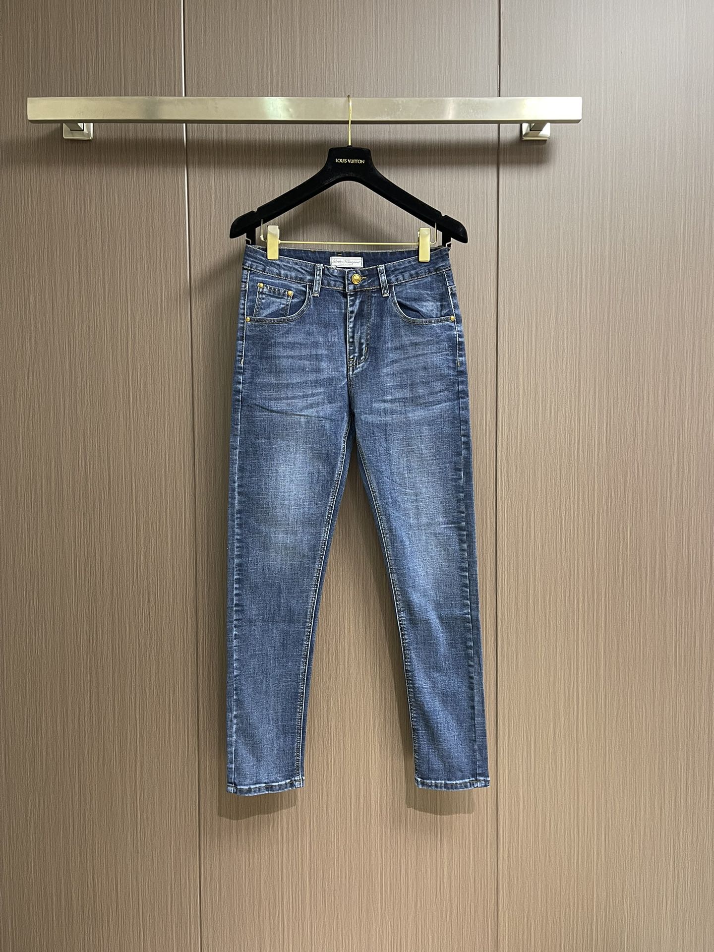 “Ferragamo Firagmu 2025ss Men’s Jeans: One-Size-Fits-All Fabric, Light Gas, Top-Heavy Sizes 29-40”