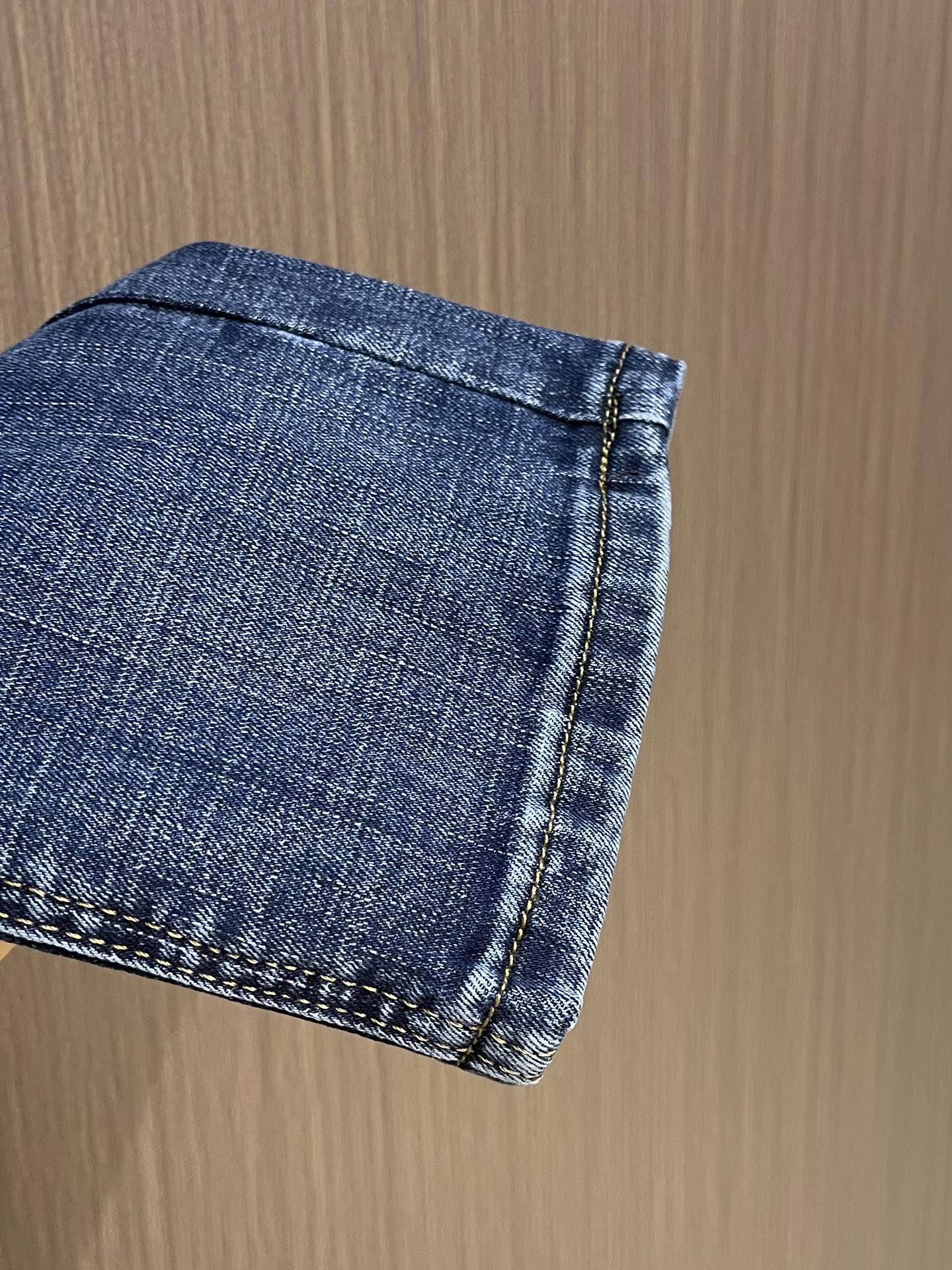 “Ferragamo Firagmu 2025ss Men’s Jeans: One-Size-Fits-All Fabric, Light Gas, Top-Heavy Sizes 29-40” - 图片 9
