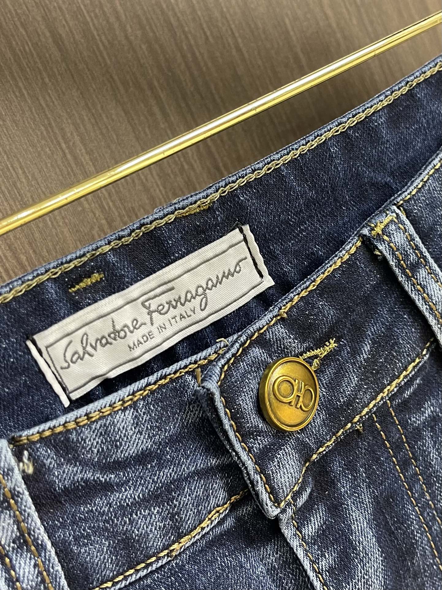 “Ferragamo Firagmu 2025ss Men’s Jeans: One-Size-Fits-All Fabric, Light Gas, Top-Heavy Sizes 29-40” - 图片 3