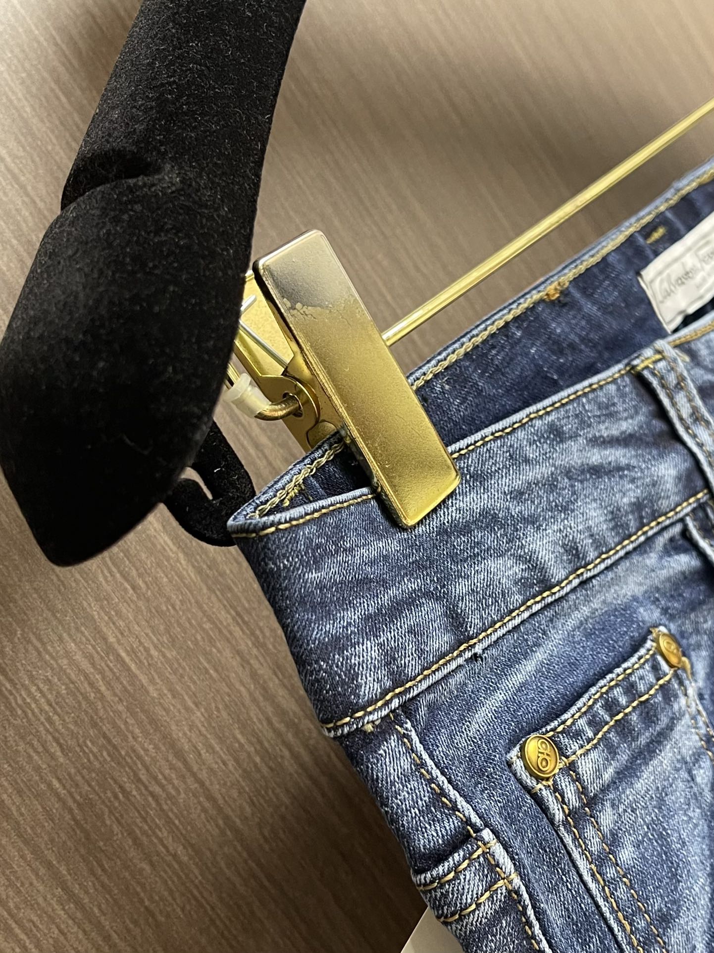 “Ferragamo Firagmu 2025ss Men’s Jeans: One-Size-Fits-All Fabric, Light Gas, Top-Heavy Sizes 29-40” - 图片 6