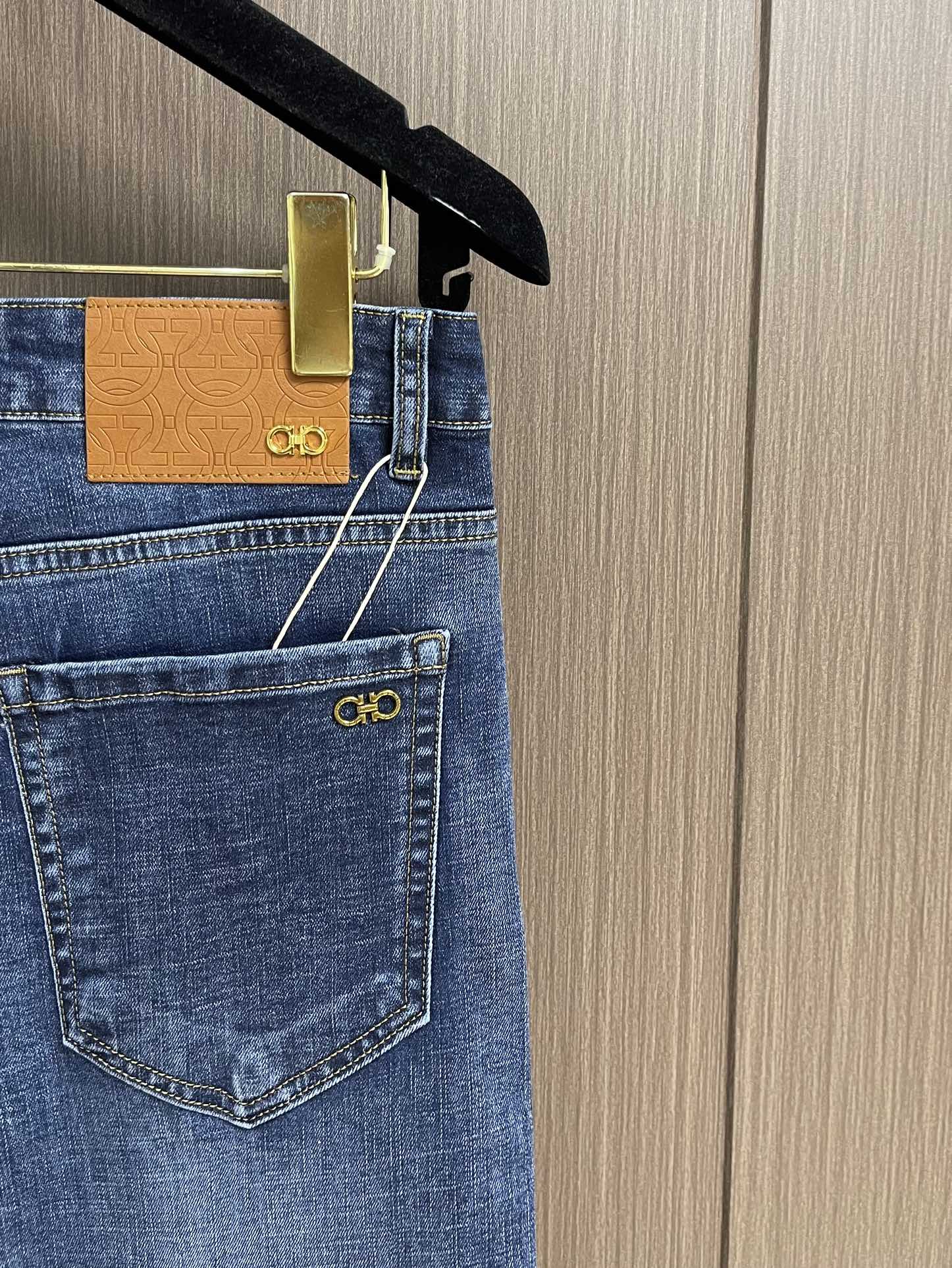 “Ferragamo Firagmu 2025ss Men’s Jeans: One-Size-Fits-All Fabric, Light Gas, Top-Heavy Sizes 29-40” - 图片 7