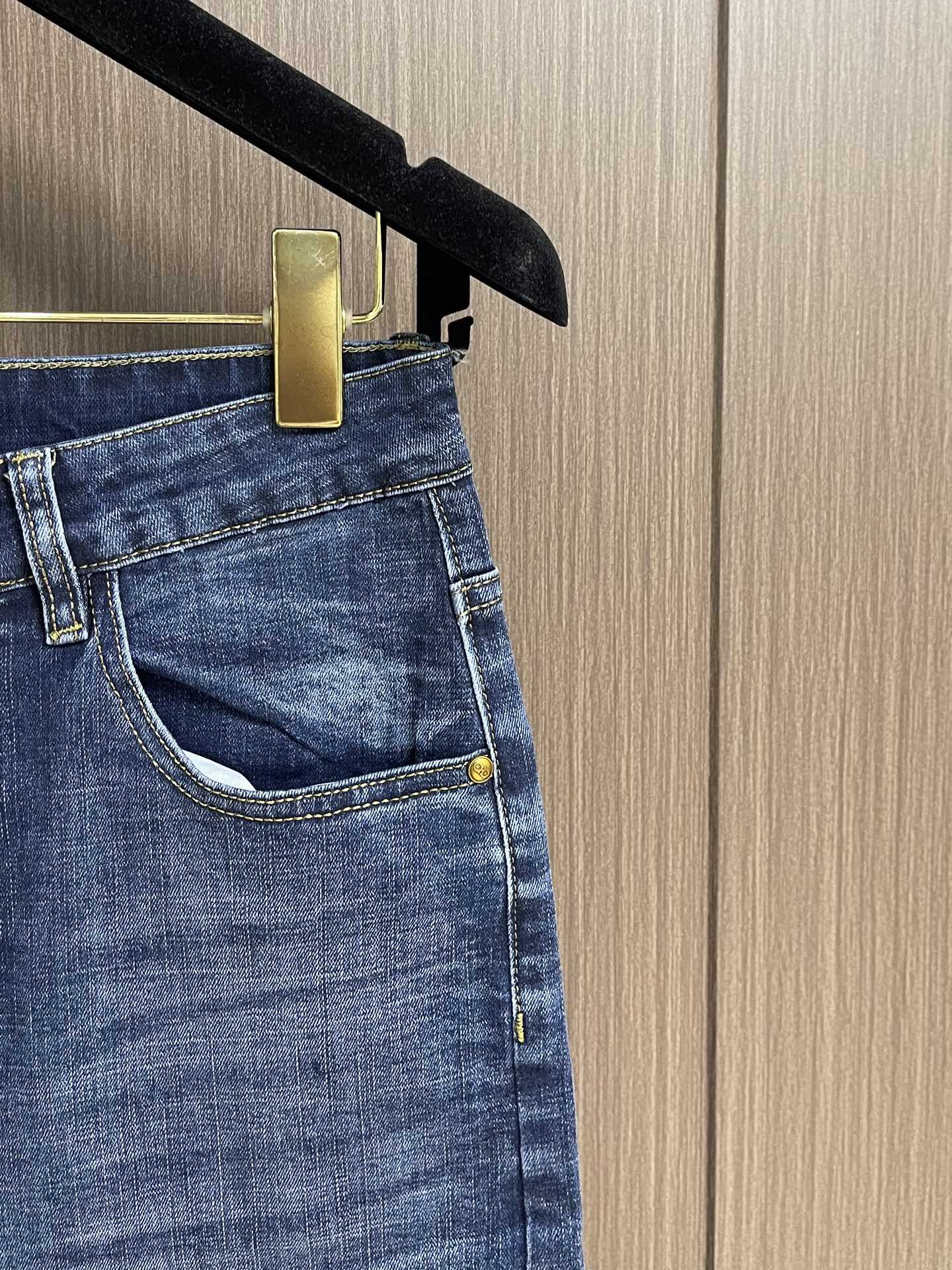 “Ferragamo Firagmu 2025ss Men’s Jeans: One-Size-Fits-All Fabric, Light Gas, Top-Heavy Sizes 29-40” - 图片 4