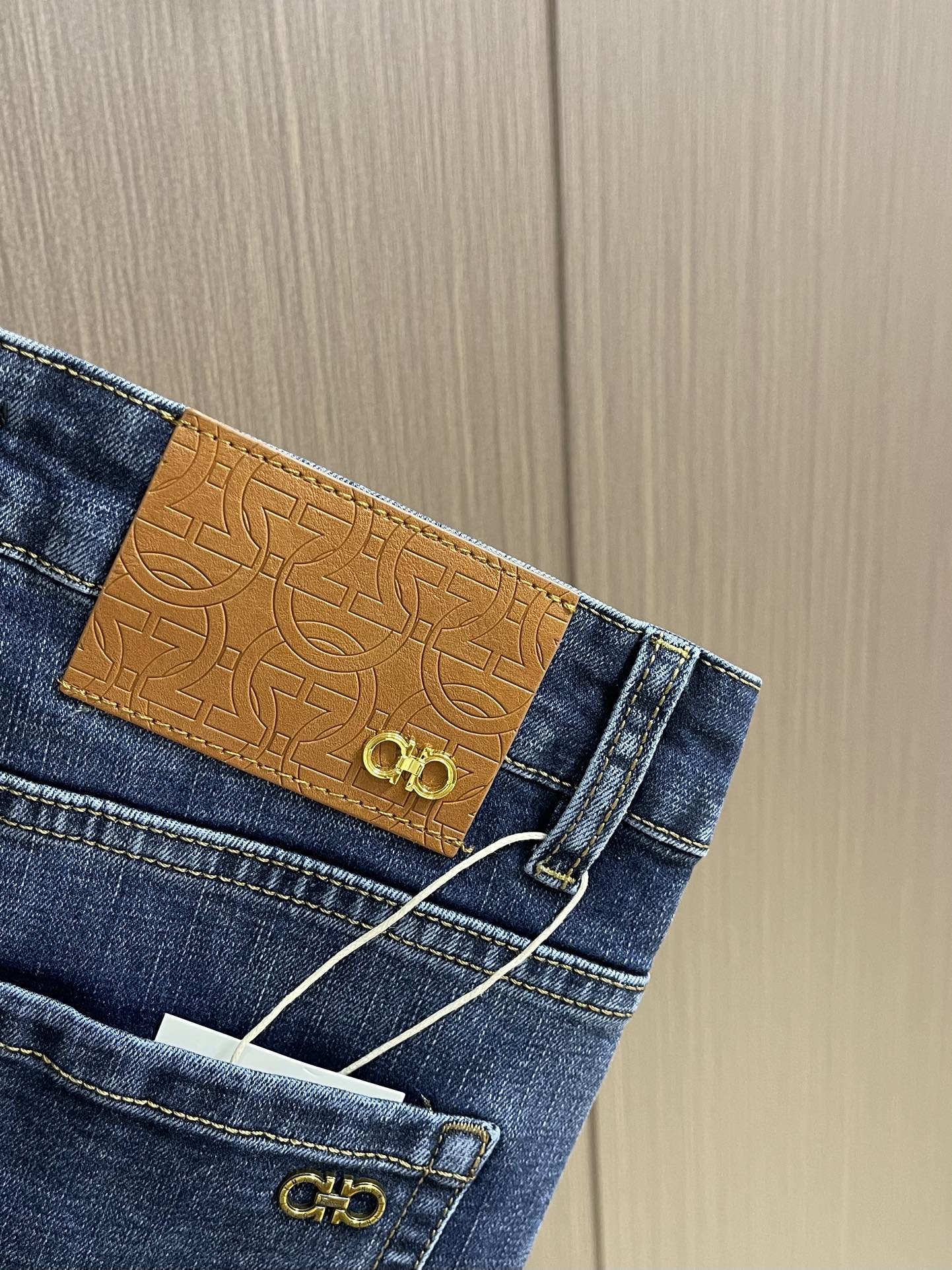 “Ferragamo Firagmu 2025ss Men’s Jeans: One-Size-Fits-All Fabric, Light Gas, Top-Heavy Sizes 29-40” - 图片 8