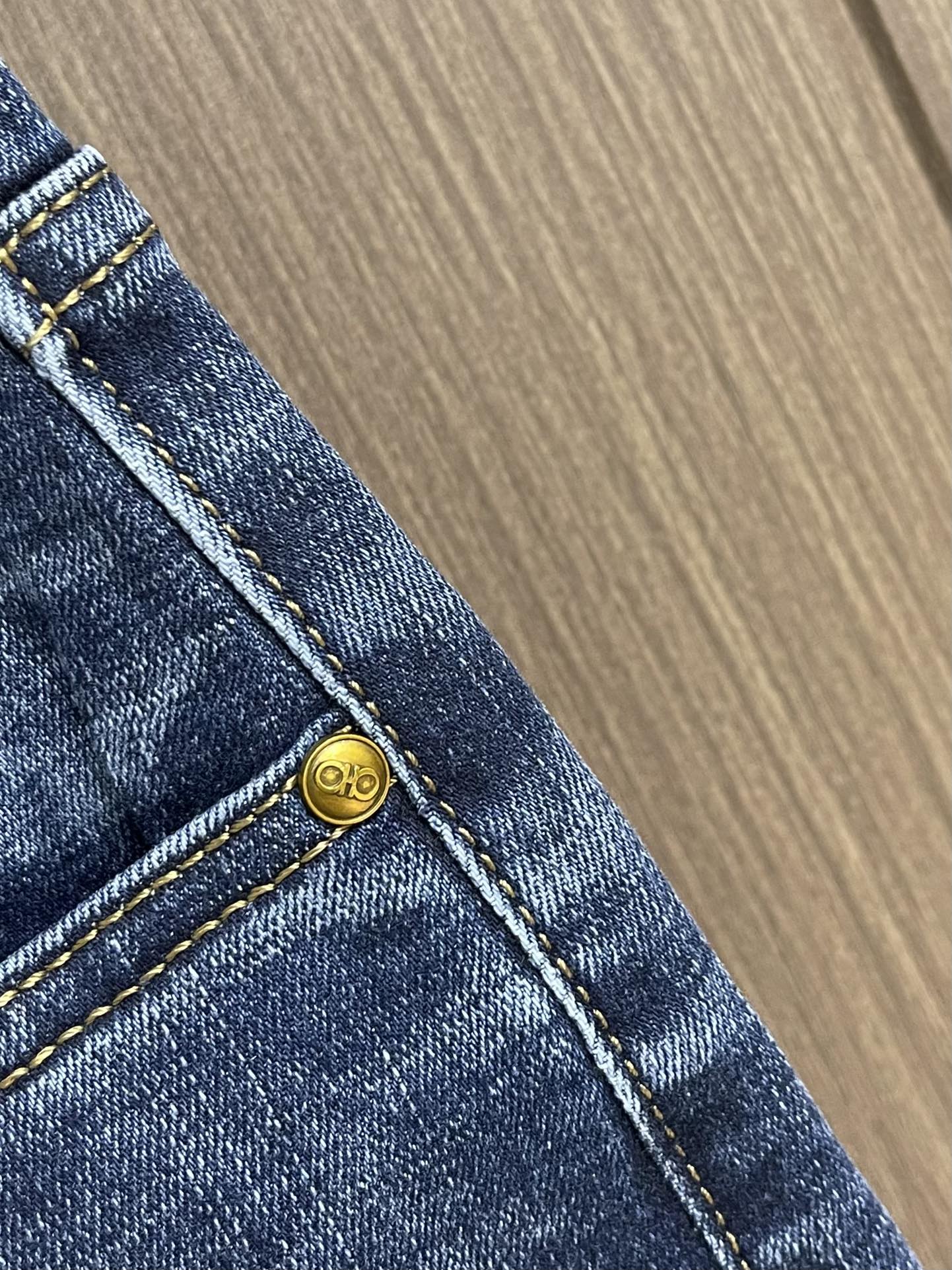 “Ferragamo Firagmu 2025ss Men’s Jeans: One-Size-Fits-All Fabric, Light Gas, Top-Heavy Sizes 29-40” - 图片 5