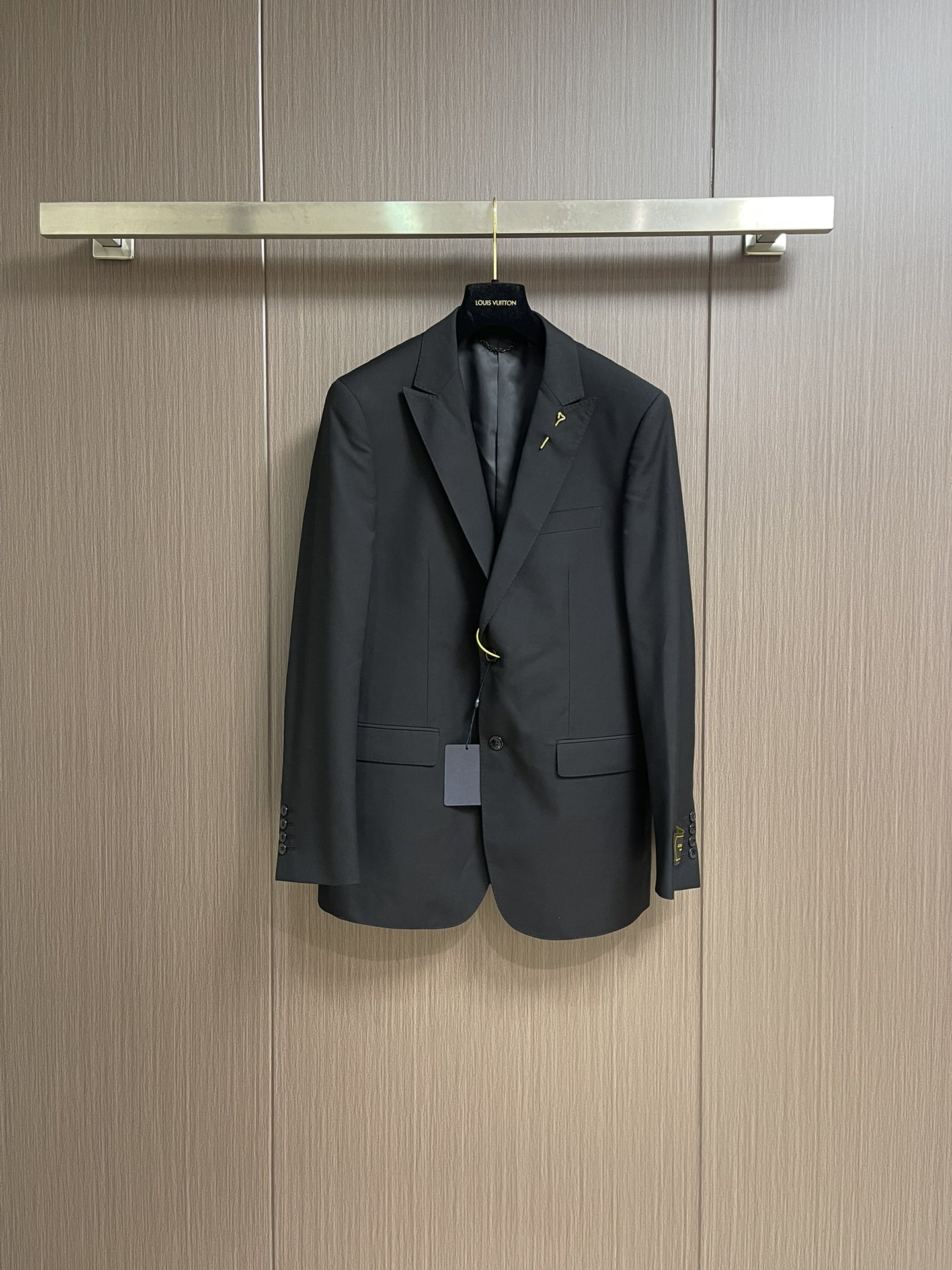 NO:457031,The whole set of removable single suit trousers LV 2025SS early autumn new suit jacket trousers suit, simple and casual suit, exclusively exclusive for imported original polyester fabric, breathable, soft and warm, strong straight and drape, the whole piece of carriage is neat and flat, all hardware accessories are top-grade accessories with logo, and it is obvious that it is high-end fabric. This fabric is fixed-woven. There is no good product from the outside, without any picky places. This piece is often worn and has strong practicality. The trousers are 29-38. The trousers are 46-58. The trousers are 46-58. The trousers are 46-58. The trousers are woven. The business suit, alexander wang.19860909整套 可拆卖 单西服 西裤 LV 2025SS早秋新款西装外套西裤套装,简约休闲西装,独家专供进口原版聚酯纤维面料,透气柔软保暖性很强,笔挺垂感十足,整件车工走线整齐平整,所有五金附料都是客供带logo顶级配件 一看就是高档的面料 这种面料都是定织的 外面根本就没有 正规大厂途径出来的好货,无任何有挑剔的地方 这样的一件属于常备常穿的,实用性很强.西裤码数29-38 西服码数46-58,,louis vuitton,jackets & coats,business suit,alexander wang,Men's clothing