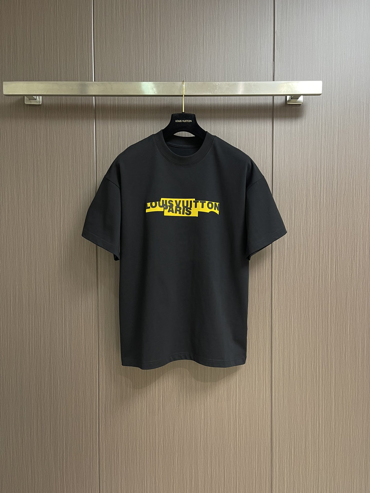 NO:458874,LV 2025ss printed logo pressed letter short-sleeved T-shirt, using 260G pure cotton fabric, comfortable and breathable on the upper body, 16-needle high-density stitching reinforces the neckline and sleeve cage, can withstand repeated wear, refuse deformation and collapse, chest printing and three-dimensional glue combined process full of detail. Size M-3XL,,louis vuitton, T-shirt,tees, t-shirt,alexander wang19860909LV 2025ss 印花logo压胶字母短袖新款T恤,采用260G纯棉面料,上身舒适透气,16针高密度缝线加固领口与袖笼,经得起反复穿着,拒绝变形垮塌,胸口印花加上立体胶结合型工艺细节感拉满.尺码M-3XL,,louis vuitton,T-shirt,tees，t-shirt,alexander wang,Men's clothing