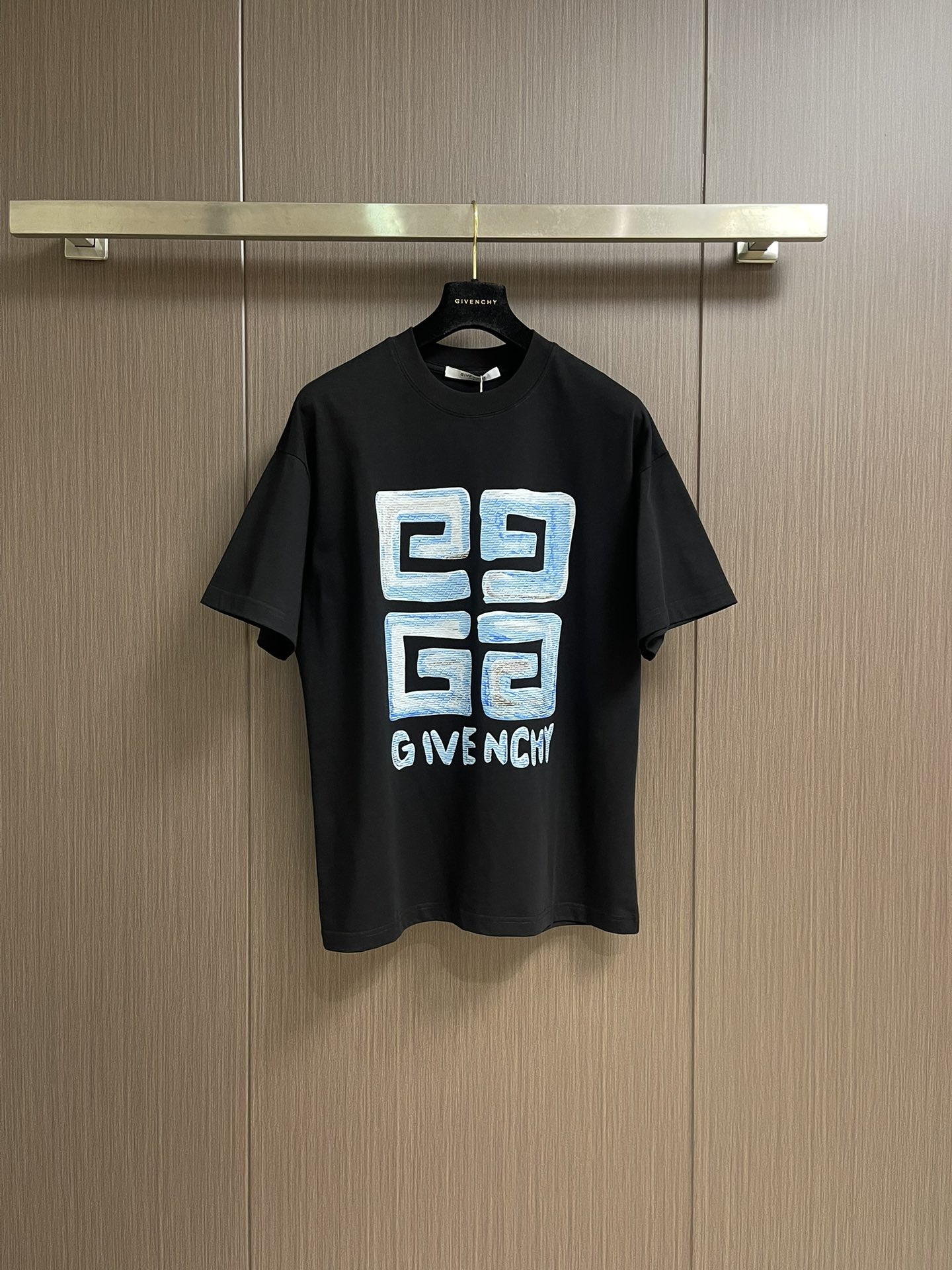 NO:458876,Givenchy 2025ss logo graffiti round neck T-shirt, the fabric is made of 50 mercerized double-strand fabric, with high-end fabrics such as smooth, breathable and luster. The process uses dot printing of ready-to-wear outlets, a particularly effort-intensive process. Size M-3XL, given, tees, t-shirt, alexander wang19860909Givenchy 2025ss logo涂鸦圆领T恤,面料采用50支丝光双股面料,具有爽滑透气质感光泽等特征高端面料.工艺采用成衣网点胶印印花,特别费精力的一个工艺.尺码M-3XL,,givenchy,tees，t-shirt,alexander wang,Men's clothing