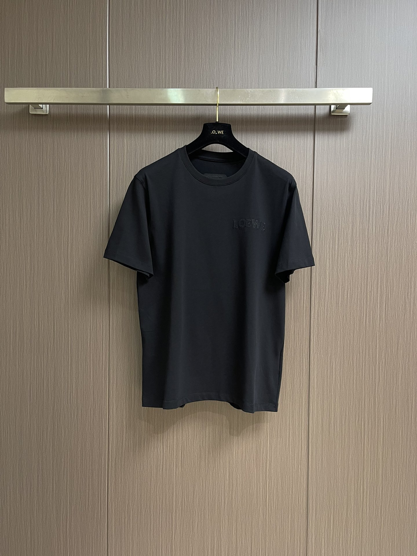 NO:453351,LOEWE chest small-label embroidered short-sleeved T-shirt, using 20 plain-patterned cotton, threads using 1*1 Sorona thread, embroidery using three-dimensional embroidery, matte embroidery thread, inner pad washing cotton.  Make clothes not tight and wrinkle when washed. The overall wiring is straight and delicate, the fabric is comfortable and soft, and the color is consistent and there is no color difference. It can be matched with the same style to create a fashionable look, and can handle various occasions, customize auxiliary materials, complete three standards, and the same style for men and women!  Size M-3XL, loewe, T-shirt,tees, t-shirt,alexander wang19860909LOEWE 胸口小标刺绣短袖T恤,采用20支平纹优棉,螺纹采用1*1索罗娜螺纹,绣花采用立体刺绣 哑光绣花线 内里搭垫洗水棉．让衣服晒洗时不会紧皱 整体走线平直细腻,面料舒适柔软,颜色一致无色差 能与同款搭配营造时尚造型,驾驭各种场合,定制辅料,三标齐全,男女同款！尺码M-3XL,,loewe,T-shirt,tees，t-shirt,alexander wang,Men's clothing