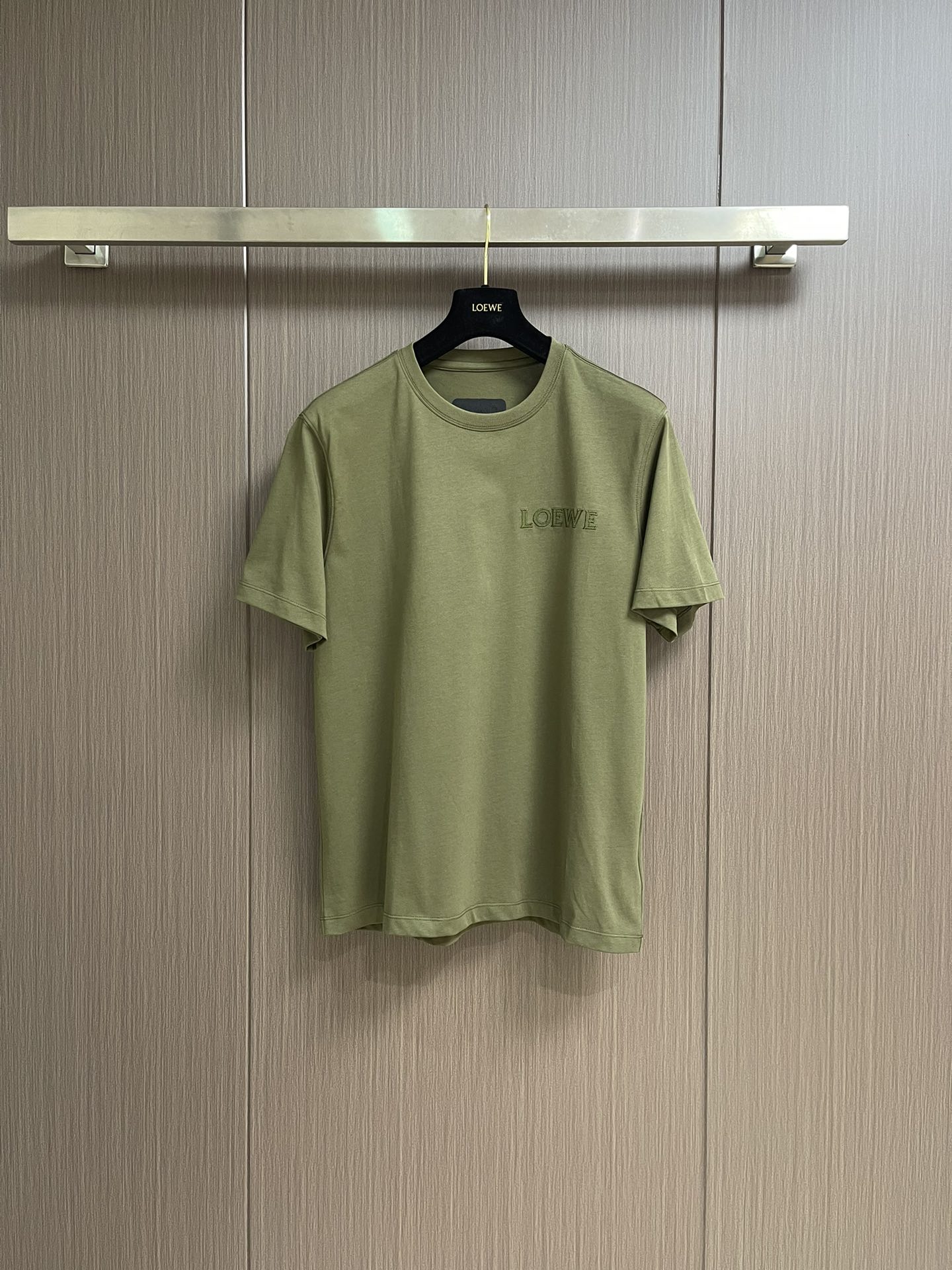 NO:458890,LOEWE chest small-label embroidered short-sleeved T-shirt, using 20 plain-patterned cotton, threads using 1*1 Sorona thread, embroidery using three-dimensional embroidery, matte embroidery thread, inner pad washing cotton.  Make clothes not tight and wrinkle when washed. The overall wiring is straight and delicate, the fabric is comfortable and soft, and the color is consistent and there is no color difference. It can be matched with the same style to create a fashionable look, and can handle various occasions, customize auxiliary materials, complete three standards, and the same style for men and women!  Size M-3XL, loewe, T-shirt,tees, t-shirt,alexander wang19860909LOEWE 胸口小标刺绣短袖T恤,采用20支平纹优棉,螺纹采用1*1索罗娜螺纹,绣花采用立体刺绣 哑光绣花线 内里搭垫洗水棉．让衣服晒洗时不会紧皱 整体走线平直细腻,面料舒适柔软,颜色一致无色差 能与同款搭配营造时尚造型,驾驭各种场合,定制辅料,三标齐全,男女同款！尺码M-3XL,,loewe,T-shirt,tees，t-shirt,alexander wang,Men's clothing