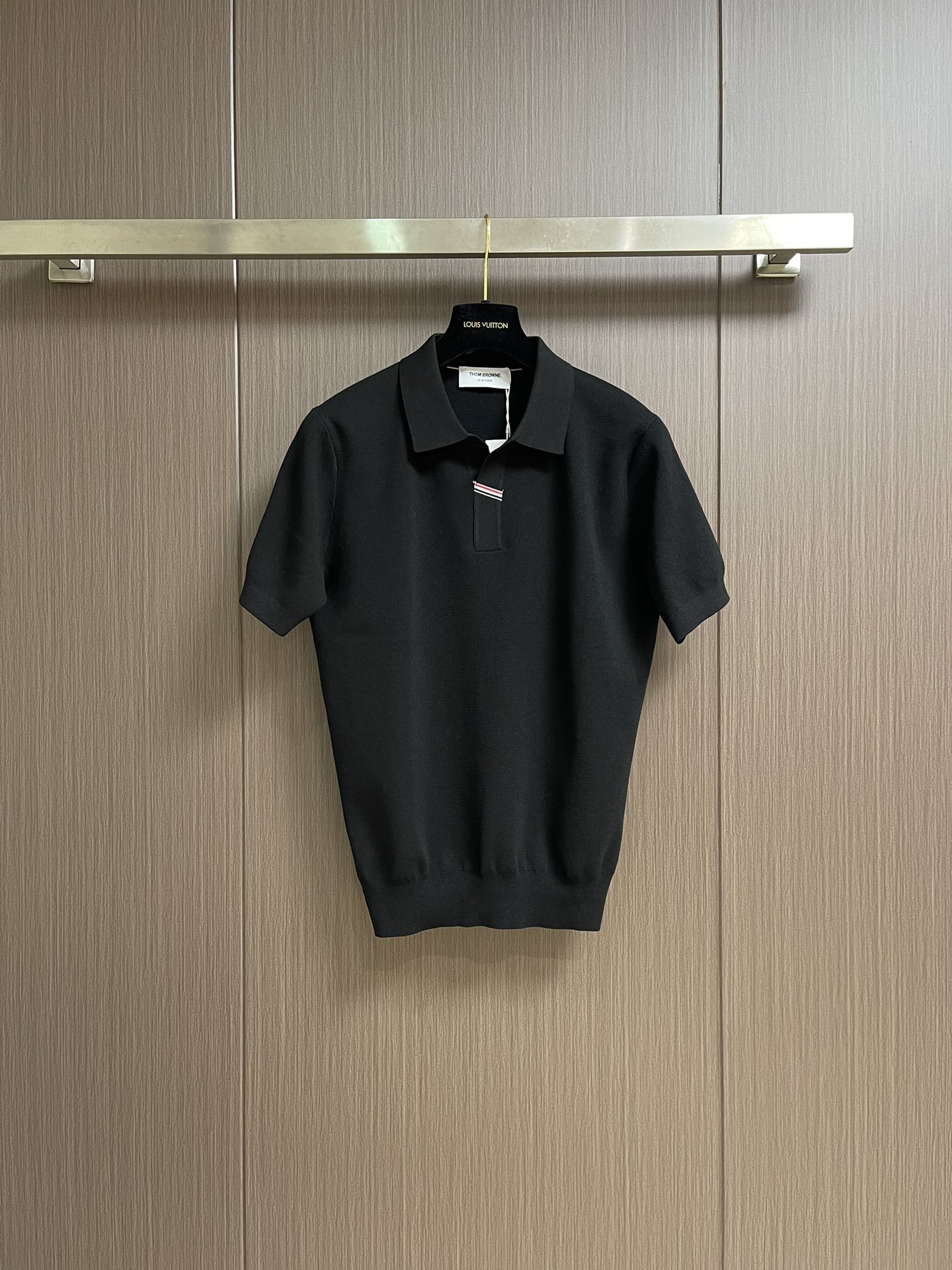 NO:458886,TB ThomBrowne Tom Brown neckline contrast webbing polo, short-sleeved POLO polo shirt, custom neckline three-color ribbon, high-strength cotton yarn, wide style, durable size M-3XL,,thom browne,T-shirt,alexander wang19860909TB ThomBrowne汤姆布朗 领口撞色织带polo,短袖POLO马球衫,定制领口三色彩带 高支高密棉纱 版型挺阔 经久耐穿 尺码M-3XL,,thom browne,T-shirt,alexander wang,Men's clothing