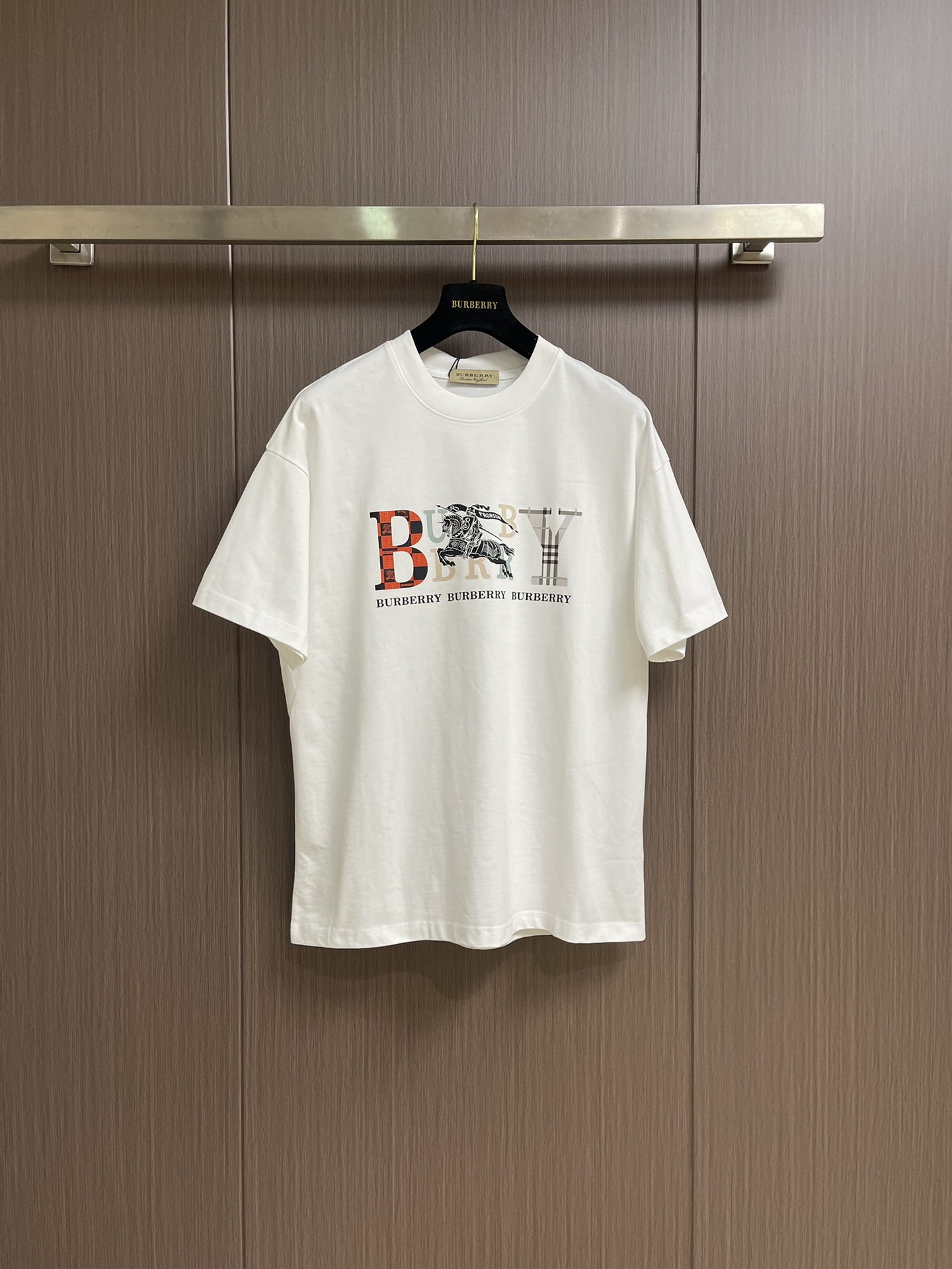 NO:458878,Burberry 2025ss Spring and Summer New Illustration Logo Printed Short-sleeved T-shirt, the design is very clean and refreshing, full of youthful vitality, the concave shape is perfect for the classic small round neck design, simple and easy to wear, and the eye-catchingness on the street is full of attention. Size M-3XL, burberry, T-shirt, tees, t-shirt, alexander wang19860909Burberry 2025ss春夏新款插画logo印花短袖T恤,设计感十足干净又清爽 满满的青春活力 凹起造型来妥妥的好看经典的小圆领设计简洁好穿 走在街上吸睛度满分.尺码M-3XL,,burberry,T-shirt,tees，t-shirt,alexander wang,Men's clothing