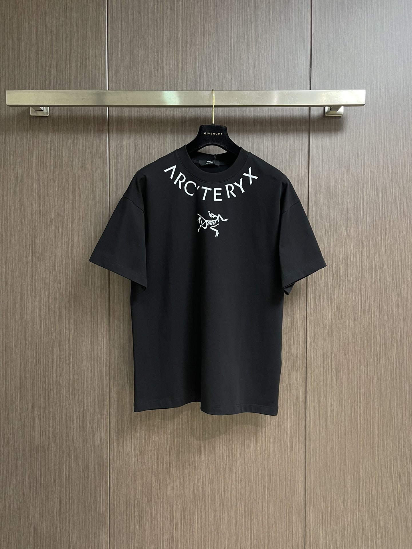 NO:458880,Arcteryx logo printed round neck loose American retro short-sleeved T-shirt. The fabric is made of 40 260g double yarn fabric. The upper body is stylish and has an invincible texture. It is definitely a short-sleeved T-shirt with extremely high cost performance. It is comfortable and breathable, medium thickness. Excellent stretchability, washing resistance, three-dimensionality, simple and handsome, and does not choose the styles worn by people of the age group. Whoever wears them is more handsome, and the original skills are smooth. Size M-3XL, arc'teryx, T-shirt,tees, t-shirt, alexander wang19860909Arcteryx 始祖鸟 logo印花圆领宽松美式复古短袖t恤 面料采用40支260g双纱面料,上身有型,质感无敌,绝对属于性价比极高的一款短袖t恤,舒适透气厚度中等 优良的伸缩性,耐洗性,立体感十足,版型简洁帅气,不挑年龄段人穿的款式、谁穿谁好帅气,原厂技艺流畅.尺码M-3XL,arc'teryx,T-shirt,tees，t-shirt,alexander wang,Men's clothing