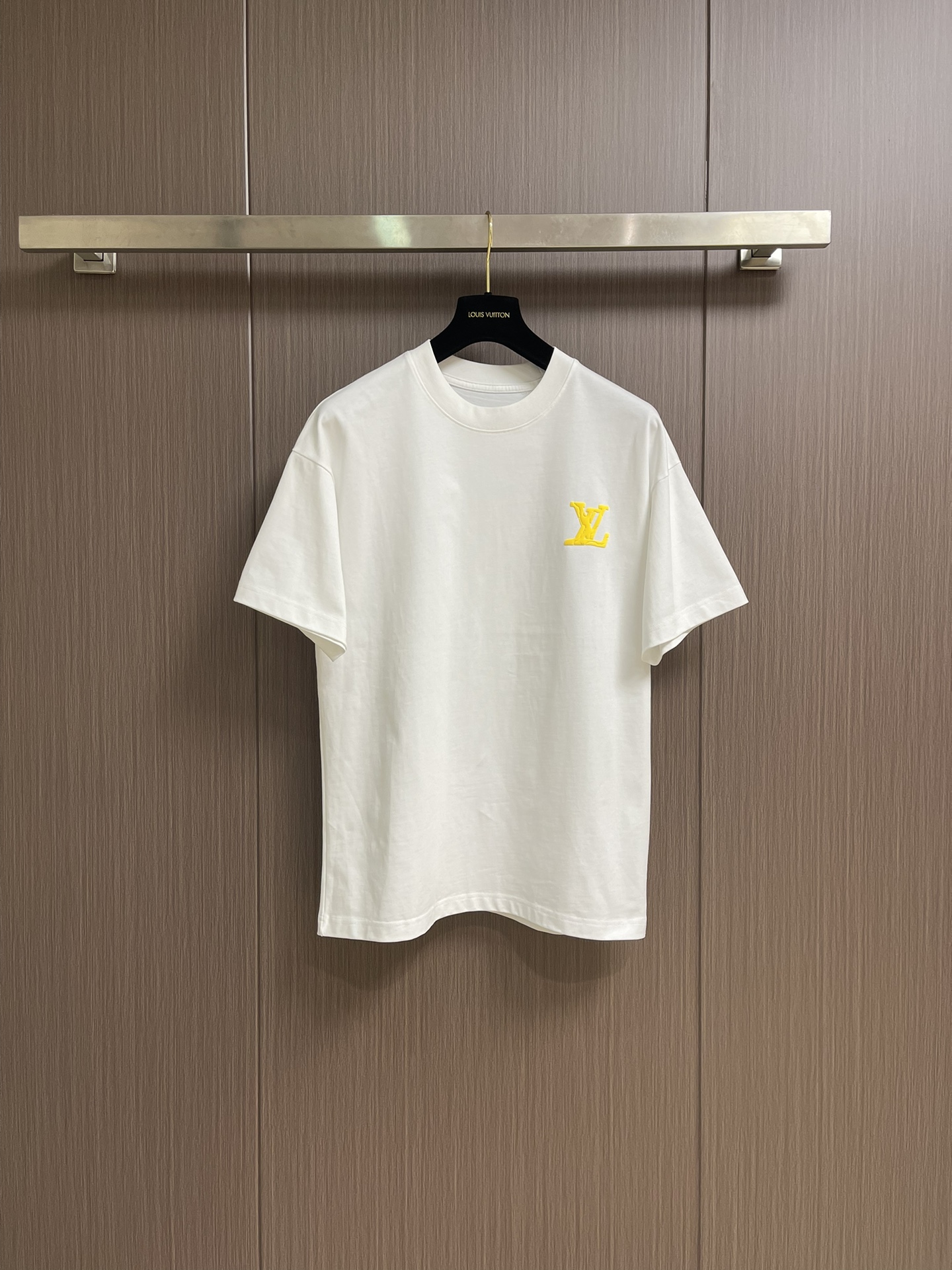 NO:458882,LV 2025ss printed logo pressed letter short-sleeved T-shirt, using 260G pure cotton fabric, comfortable and breathable on the upper body, 16-needle high-density stitching reinforces the neckline and sleeve cage, can withstand repeated wear, refuse deformation and collapse, chest printing and three-dimensional glue combined process full of detail. Size M-3XL,,louis vuitton, T-shirt,tees, t-shirt,alexander wang19860909LV 2025ss 印花logo压胶字母短袖新款T恤,采用260G纯棉面料,上身舒适透气,16针高密度缝线加固领口与袖笼,经得起反复穿着,拒绝变形垮塌,胸口印花加上立体胶结合型工艺细节感拉满.尺码M-3XL,,louis vuitton,T-shirt,tees，t-shirt,alexander wang,Men's clothing