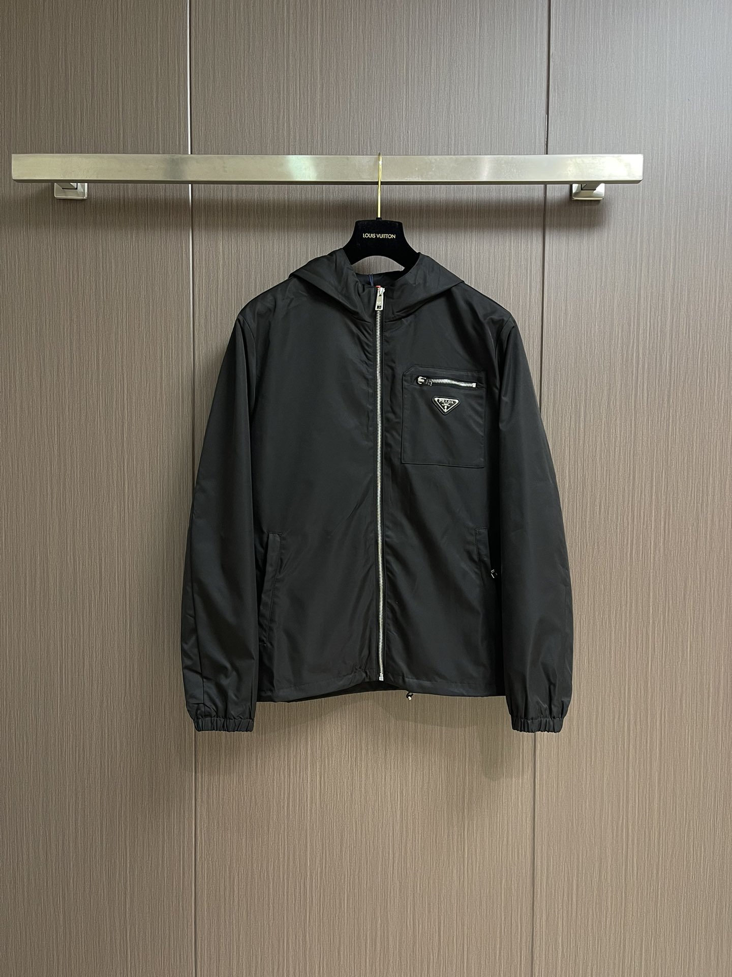 NO:455487,Prada triangular zipper hooded jacket jacket, custom-made velvet brocade twill satin, the iconic Prada triangular plaid embellishes the chest, and the pocket design is cleverly integrated. The human body triangular craftsmanship returns to the traditional craftsmanship, and the so-called slow work and fine work is respect for the material. The template machine zipper bag, preset templates to guide the position of the zipper bag, shape and size, and accuracy ensures the quality of the pull-out bag effect. Size S-XL, prada, jackets & coats, jackets & coats, hats, alexander wang19860909Prada 三角标拉链连帽夹克外套,定制韵致绒锦斜纹缎料,标志性Prada三角标点缀胸前,加以口袋设计巧妙融合.人体立体裁剪,回归传统工艺手法,通过分割 折叠 抽缩 拉展技术手法,所谓慢工出细活,是对材料的尊重.模板机拉链袋,预设的模板来指导拉链袋的位置 形状和大小,精确性确保了拉袋效果质量.尺码S-XL,,prada,jackets & coats,jackets & coats,hats,alexander wang,Men's clothing