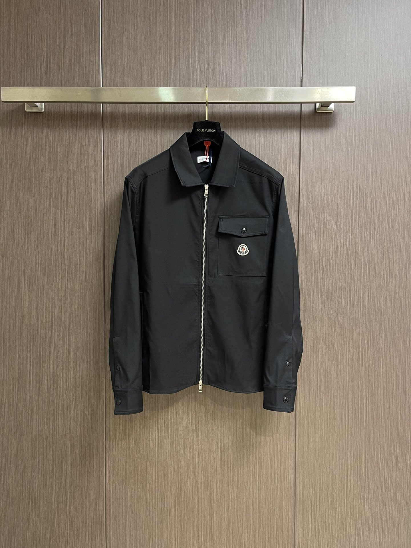 NO:458908,Moncler logo zipper shirt jacket, customized cotton hidden gauda, ​​full texture, comfortable skin, encounter brown tone, exudes restrained tenderness, iconic Moncler logo embroidery on it, adding brand recognition, simple and smooth lines, zipper opening and closing also follows the principle of minimalism, simplicity as the pen, texture as the ink, use the simplest elements to outline the most moving fashion scroll, use imported special machine infrared positioning 'Moncler logo embroidery' positioning is more accurate, firm and solid, template machine bag opening, preset templates to guide the position of the bag opening, shape and size accuracy ensure the quality of the bag opening, fabrics are washed, the texture is better, not easy to change, not easy to shrink, not easy to fade, maintain long-term beauty S-XL,, jackets &  coats,shirts,alexander wang19860909Moncler 标识拉链衬衫式夹克,定制臻品棉质隐纹华达呢 质感十足 舒适贴肤 邂逅棕调 散发着内敛的温柔 标志性Moncler标识绣标点缀其上 增添品牌辨识度 简洁流畅的线条 拉链开合亦遵循极简原则 以简洁为笔 以质感为墨 用最简洁的元素 勾勒出最动人的时尚画卷,采用进口专机红外线定位'Moncler标识绣标'位置更为精准 牢固结实 模版机开袋 预设的模板来指导开袋的位置 形状和大小精确性确保了开袋效果质量,面料都经过浇洗 手感质感更佳 不易变 不易缩水 不易褪色 保持长久的美观 尺码S-XL,,jackets & coats,shirts,alexander wang,Men's clothing