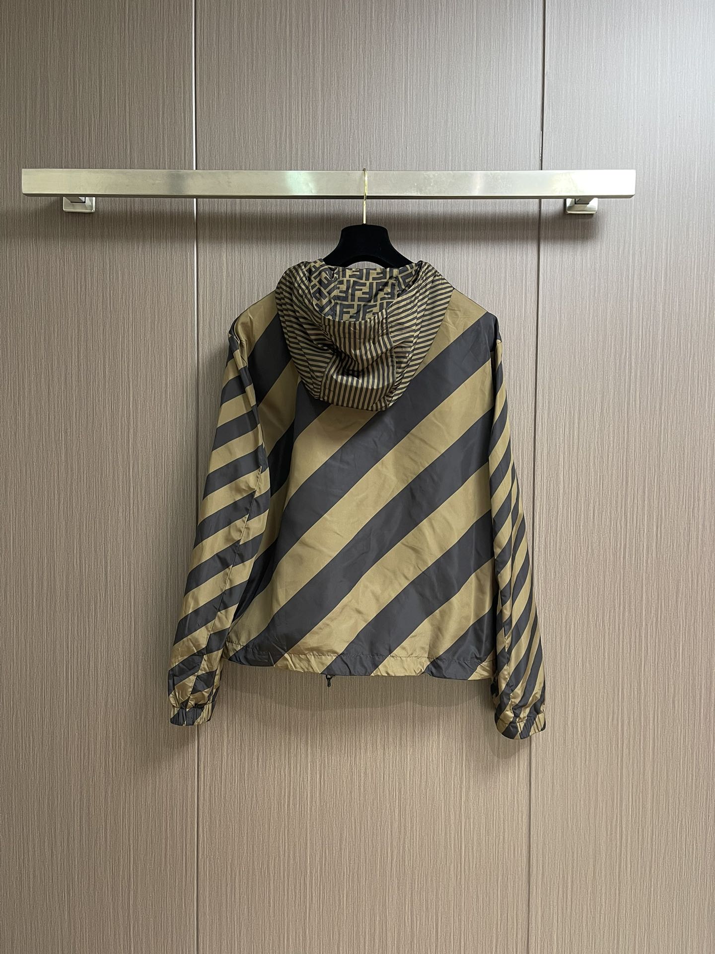 Luxurious Custom Fendi Hat Jacket with Double-Sided FF Pattern Design - 图片 2