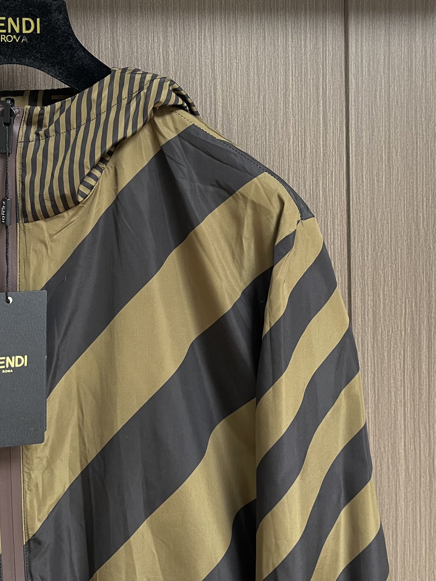 Luxurious Custom Fendi Hat Jacket with Double-Sided FF Pattern Design - 图片 4