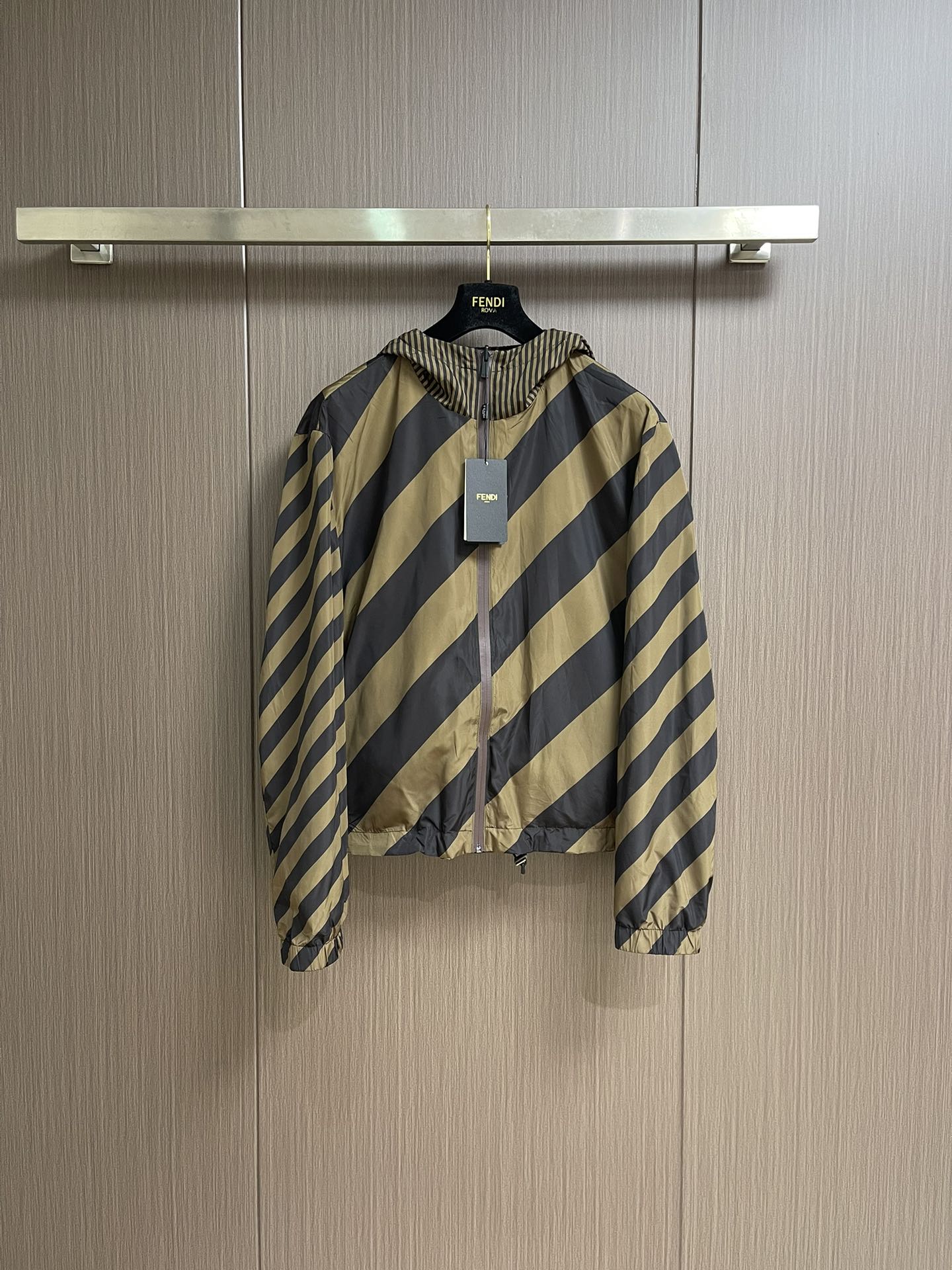 Luxurious Custom Fendi Hat Jacket with Double-Sided FF Pattern Design - 图片 1