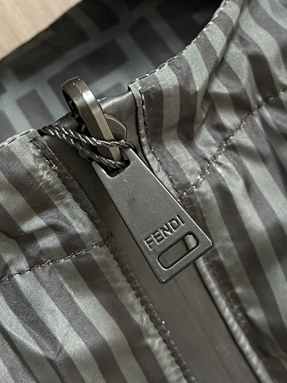 Fendi Luxury Hat Jacket with FF Pattern: Comfort, Style, and Technology - 图片 9