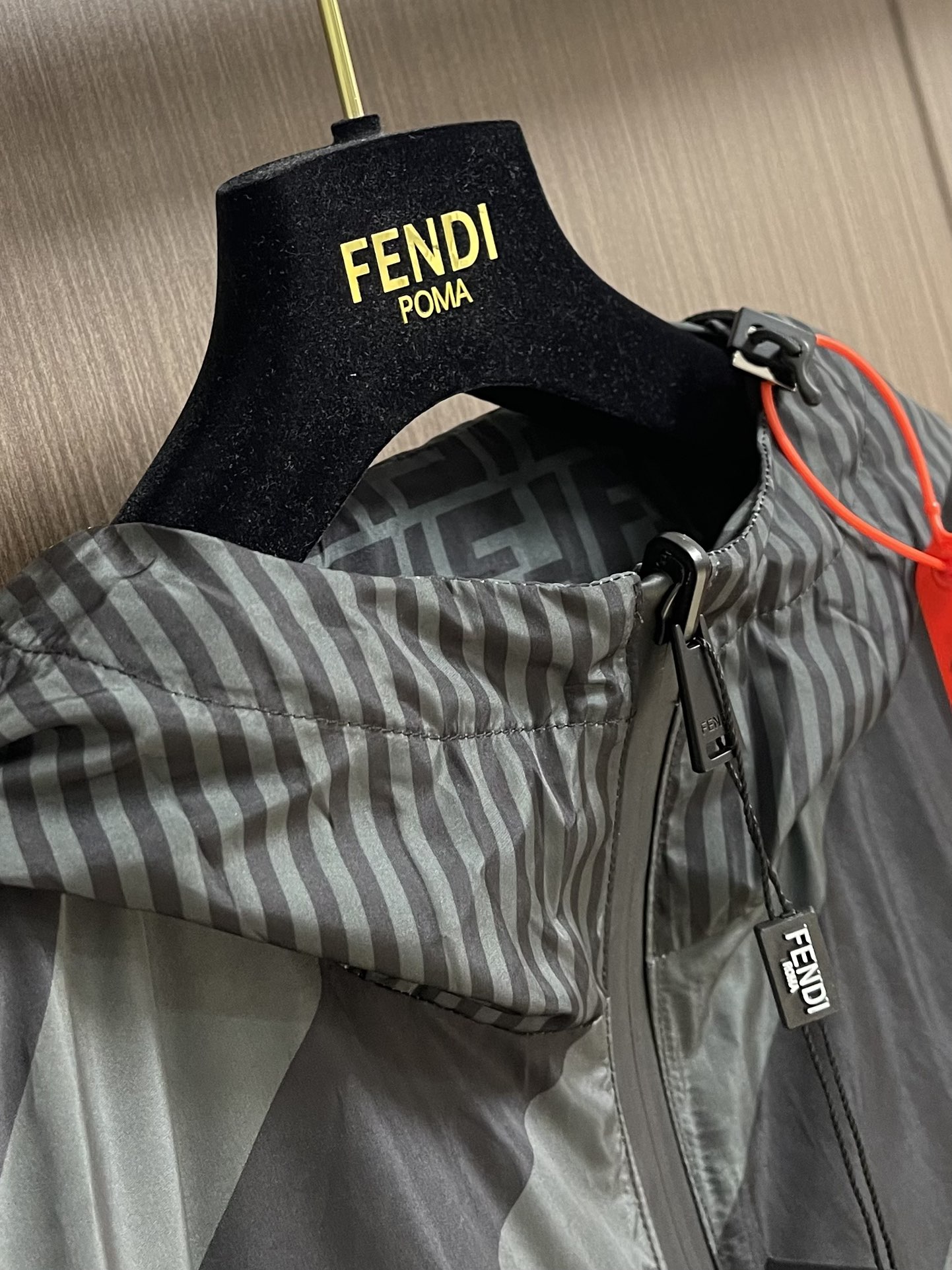 Fendi Luxury Hat Jacket with FF Pattern: Comfort, Style, and Technology - 图片 8