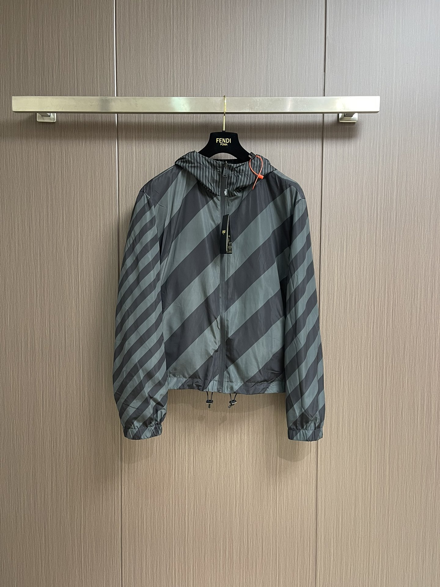 Fendi Luxury Hat Jacket with FF Pattern: Comfort, Style, and Technology - 图片 1