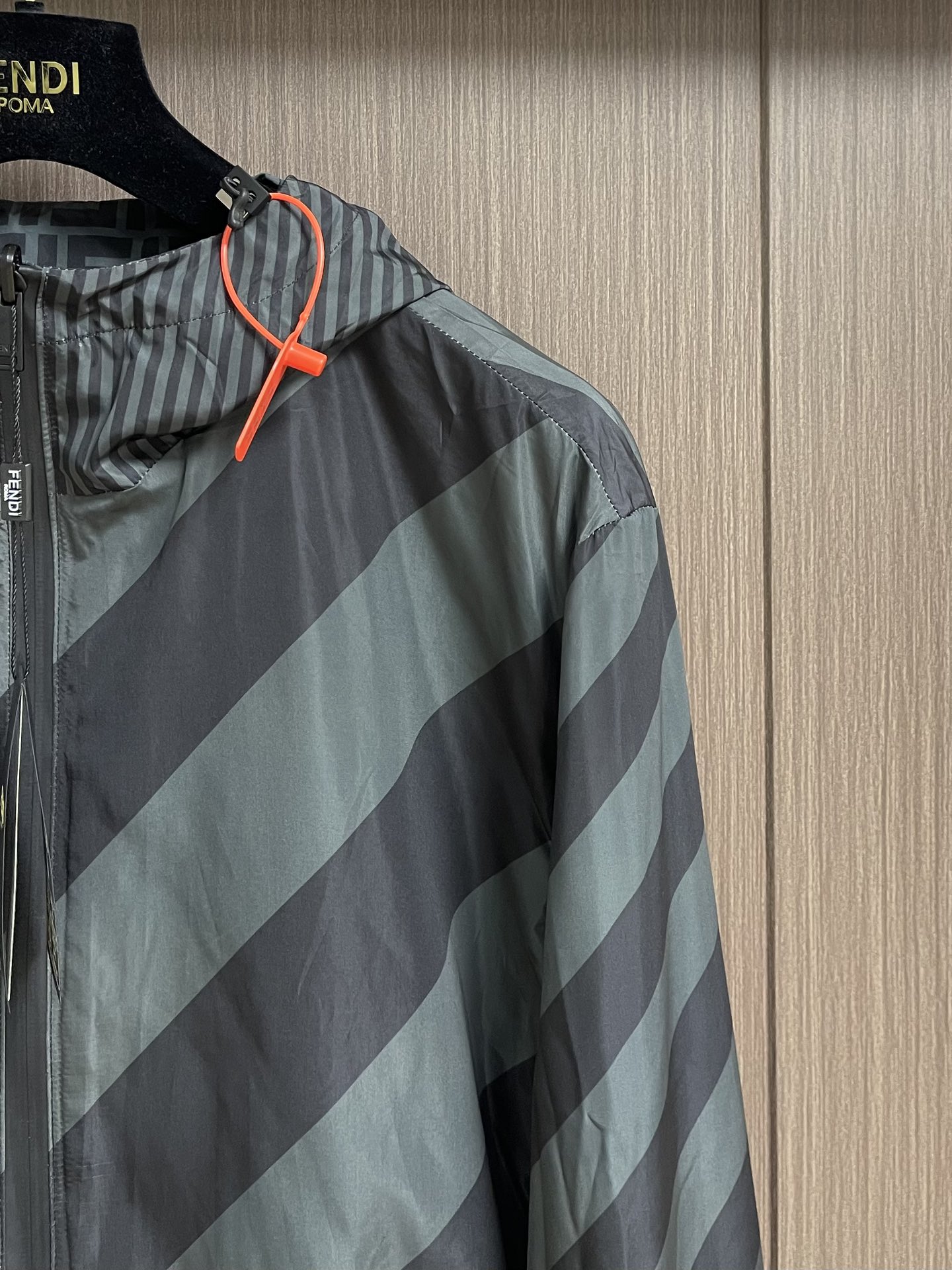 Fendi Luxury Hat Jacket with FF Pattern: Comfort, Style, and Technology - 图片 4
