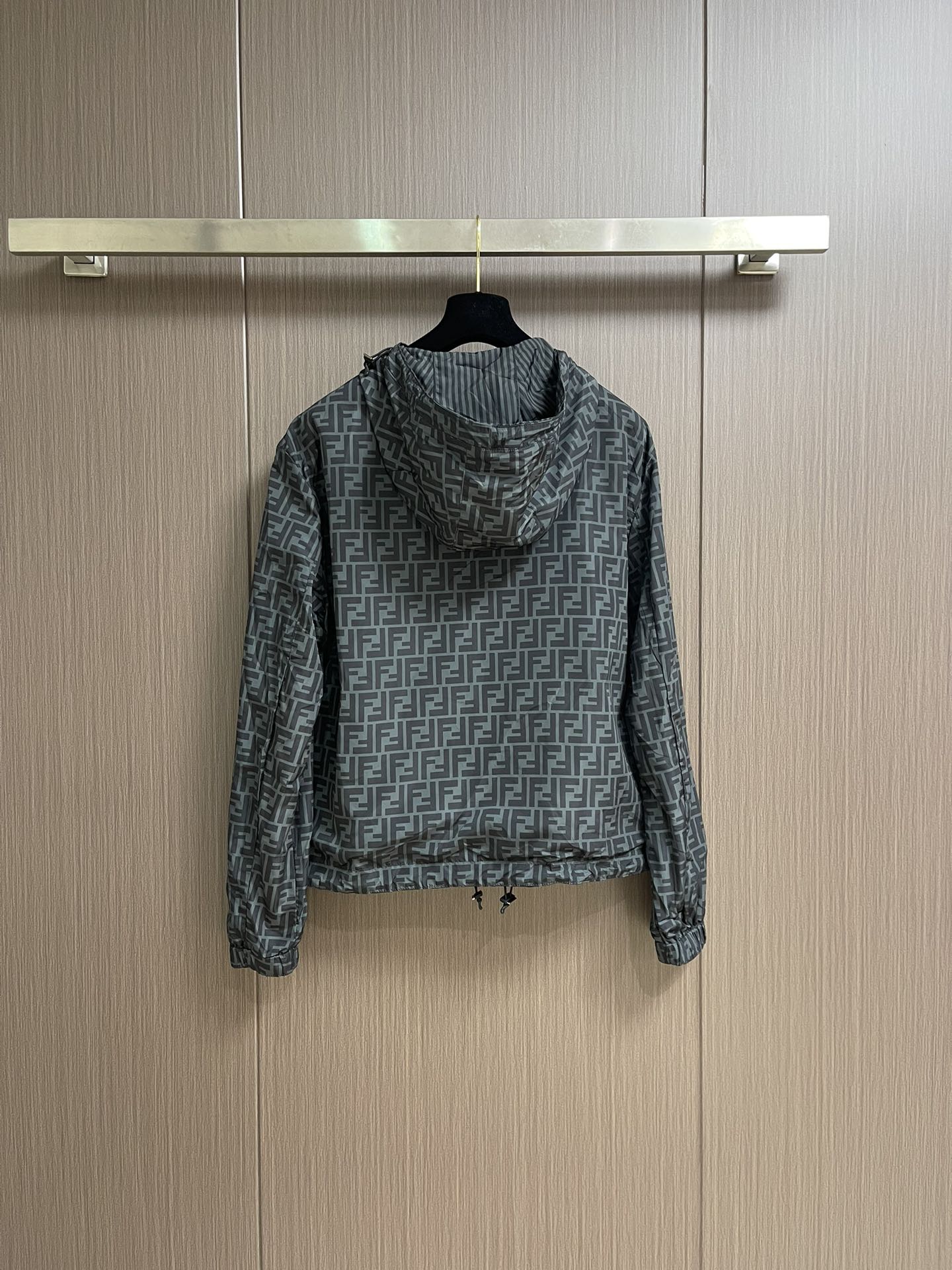 Fendi Luxury Hat Jacket with FF Pattern: Comfort, Style, and Technology - 图片 6