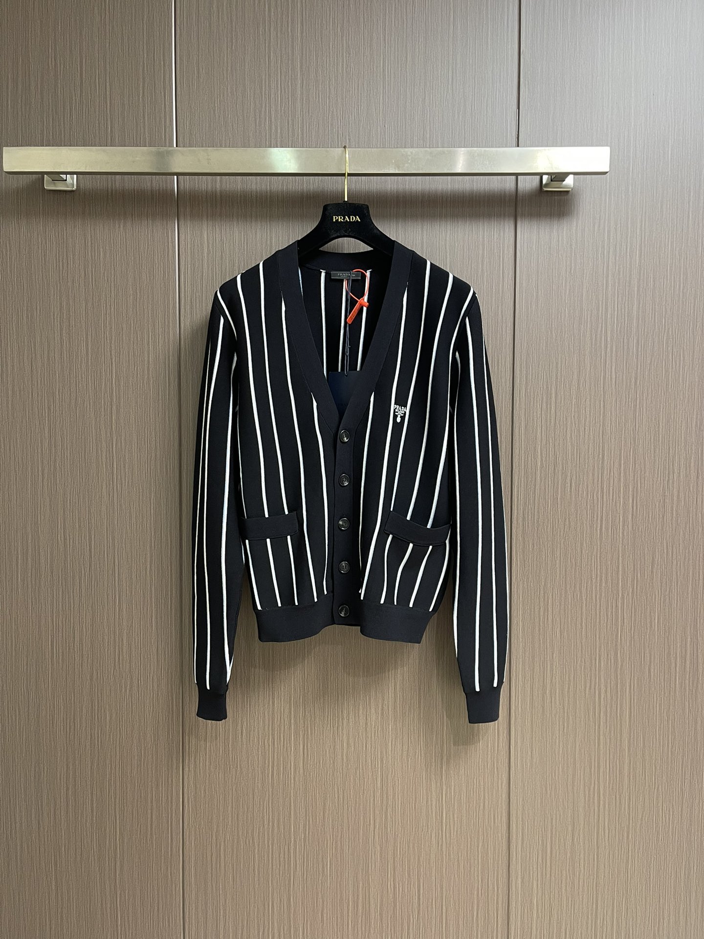 NO:455497,Prada striped embroidered cardigan sweater, fixed-woven classic-grade sheep cotton composite luxury material Soft and delicate Comfortable skin Black rhyme Striped dream weaving White and blue stripes jump and intertwined on canvas The iconic Prada embroidery is exquisitely embedded on the sweater Low-key and powerful Encountered cardigan elegant charm Exposed neck lines just right Use stripes as pens Use knitting as ink Weaving a new chapter in fashion, using imported machine embroidery technology Use advanced computer control systems and precision mechanical components to achieve Prada embroidery operation High precision The lines are smooth and delicate, using seam three-dimensional seams It makes the clothes appear more three-dimensional and fit the body by using specific sewing methods at the joints The workmanship is cumbersome and complex, and the process of laundry washing water plus soft smell removal is deep cleaned and removed by professional washing equipment and specific detergents  Improve the feel and appearance of clothing. Size 48-50-52-54 S-XL, prada, sweaters, alexander wang19860909Prada 条纹刺绣开衫毛衣,定织典藏级羊棉复合奢料 柔软细腻 舒适贴肤 黑韵流芳 条纹织梦 白色与蓝色条纹如灵动的音符 在画布上跳跃交织 标志性Prada刺绣精致地镶嵌在毛衣之上 低调而有力 邂逅开衫雅韵 恰到好处地露出颈部线条 以条纹为笔 以针织为墨 织就时尚新章,采用进口机刺绣工艺 使用先进的计算机控制系统和精密的机械部件 实现Prada刺绣作业 精度高 线条流畅而细腻,采用接缝立体缝线 它通过在接缝处使用特定的缝纫方法 使衣物呈现出更加立体和贴合身体的效果 做工繁琐复杂,成衣洗水加软去味工艺 通过专业的洗涤设备和特定的洗涤剂 对衣物进行深度清洁和去味处理 改善衣物的手感和外观.尺码48-50-52-54 S-XL,,prada,sweaters,alexander wang,Men's clothing