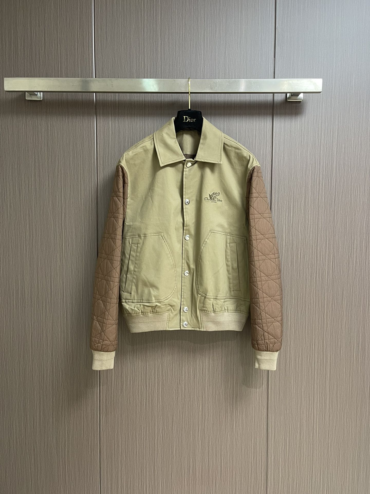 NO:458888,Dior  The new limited bollflower embroidery logo baseball uniform jacket, and the autumn and winter cotton jacket with embroidered cuffs are a fashionable choice for seasonal changes. It uses high-quality cotton materials and combined with precision sewing technology to ensure that the jacket is both warm and durable. The unique embroidered cuff design not only adds the beauty of details, but also enhances the overall precision, making it unforgettable at a glance. The interior of the jacket is soft and comfortable, effectively resisting the invasion of cold wind in autumn and winter, giving the wearer a warm sense of wrapping. The style design  In terms of the plan, it takes into account both fashion and practicality, with three-dimensional tailoring, and can well modify the body shape. It can be easily controlled whether it is daily travel or casual gathering. The color choices are diverse to meet different styles, allowing you to maintain temperature and show your personality in autumn and winter. This autumn and winter cotton jacket with embroidered cuffs is undoubtedly an ideal choice for you who are pursuing quality and fashion. Size 46-52, dior, jackets  & coats,jackets & coats,alexander wang19860909Dior 新款限定铃花刺绣标识棒球服外套,衔绣袖口的秋冬棉夹克,是季节更迭中的时尚之选.其采用优质棉料,结合精密的缝制工艺,确保了夹克既保暖又耐用.独特的衔绣袖口设计,不仅增添了细节美感,更提升了整体的精致度,让人一眼难忘.夹克内部填充物柔软舒适,有效抵御秋冬的寒风侵袭,给予穿着者温暖的包裹感.版型设计上,它兼顾了时尚与实用性,剪裁立体,能够很好地修饰身形,无论是日常出行还是休闲聚会,都能轻松驾驭.颜色选择多样,满足不同风格需求,让你在秋冬季节里,既能保持温度,又能彰显个性风采.这款衔绣袖口秋冬棉夹克,无疑是追求品质与时尚的你不可多得的理想之选.尺码46-52,,dior,jackets & coats,jackets & coats,alexander wang,Men's clothing