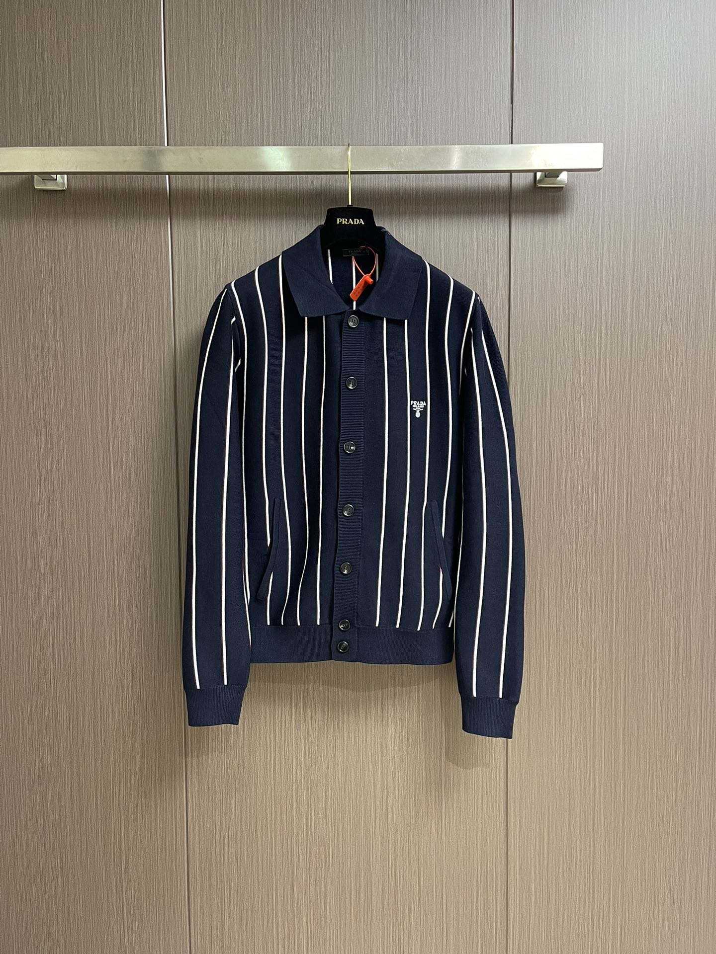 NO:455492,Prada striped embroidered long-sleeved sweater, fixed-woven classic-grade sheep cotton composite luxury material Soft and delicate Comfortable skin base White and red stripes like agile notes Jumping and intertwining on canvas The iconic Prada embroidery is exquisitely embedded on the sweater Low-key and powerful The arrangement and layout of the buttons symmetrical beauty visually forms a vertical extension to make the wearer's figure more upright and slender Using stripes as pens Use knitting as ink Weave a new chapter in fashion, using imported machine embroidery technology Use advanced computer control systems and precision mechanical components to achieve Prada embroidery operations High precision Fluid and delicate lines Use three-dimensional seams using seams It makes the clothes appear more three-dimensional and fit the body by using specific sewing methods at the seams cumbersome and complex workmanship Laundry washing water plus soft smell removal technology Through professional washing equipment and specific detergents  Deeply clean and deodorize clothes to improve the feel and appearance of clothes. Size 48-50-52-54 S-XL, prada, sweaters, alexander wang19860909Prada 条纹刺绣长袖毛衣,定织典藏级羊棉复合奢料 柔软细腻 舒适贴肤 宝蓝为底 白色与红色条纹如灵动的音符 在画布上跳跃交织 标志性Prada刺绣精致地镶嵌在毛衣之上 低调而有力 纽扣的排列与版型对称美感 在视觉上形成一种纵向的延伸感 让穿着者身姿更挺拔修长 以条纹为笔 以针织为墨 织就时尚新章,采用进口机刺绣工艺 使用先进的计算机控制系统和精密的机械部件 实现Prada刺绣作业 精度高 线条流畅而细腻 采用接缝立体缝线 它通过在接缝处使用特定的缝纫方法 使衣物呈现出更加立体和贴合身体的效果 做工繁琐复杂 成衣洗水加软去味工艺 通过专业的洗涤设备和特定的洗涤剂 对衣物进行深度清洁和去味处理 改善衣物的手感和外观.尺码48-50-52-54 S-XL,,prada,sweaters,alexander wang,Men's clothing