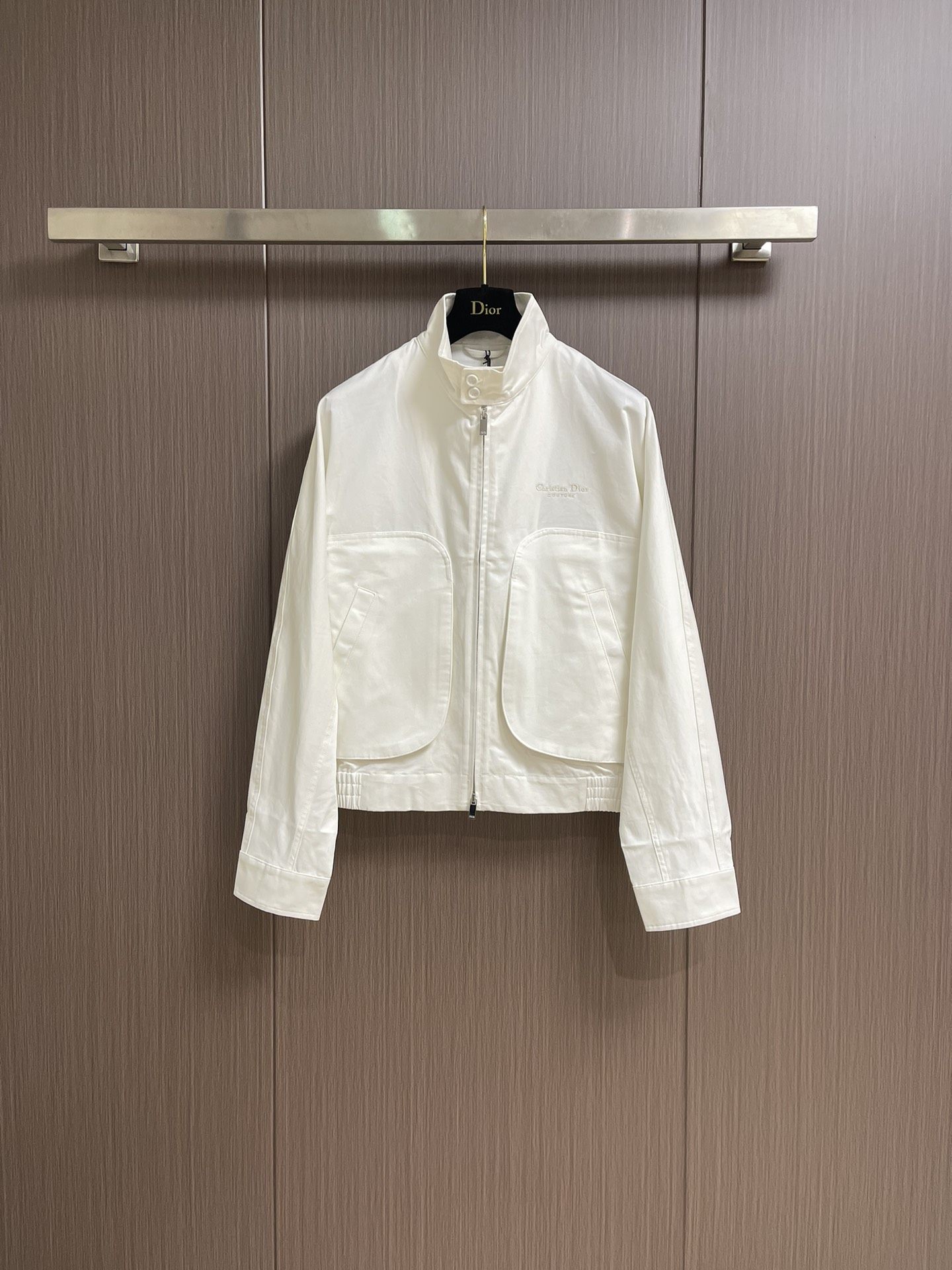 NO:458911,The DIOR embroidered single-layer jacket is made of custom cotton fabric, which has a smooth and delicate touch, thick and wind-resistant feeling. The chest is embroidered with brand letter embroidery and uses imported embroidery equipment to complete the work. It has extremely high accuracy and stability. Each needle is accurately placed in the predetermined position. The embroidered logo lines are smooth and regular. The two large pockets in front of the clothes are practical and beautiful, with a unique shape and sufficient depth. There is no need to worry about falling out of the stuff. It can be matched with multiple types of clothing to create a fashionable look. Customized auxiliary materials are complete, with three standards, the same style for men and women!  Size 46-52, Dior, Jackets & coats,alexander wang19860909DIOR 刺绣单层外套,选用定制棉质面料,触感顺滑细腻,厚实有抗风,胸口是以品牌字母刺绣点缀,采用进口刺绣设备完成作业,有着极高的精准度和稳定性,每一针都精准无误的落在预定的位置,绣出来的标识线条流畅又规整,衣前那两个大口袋,实用又好看,形状很别致,深度也够,装东西完全不用担心掉出来,能与多类型服饰搭配营造时尚造型,定制辅料,三标齐全,男女同款！尺码46-52,,dior,jackets & coats,alexander wang,Men's clothing