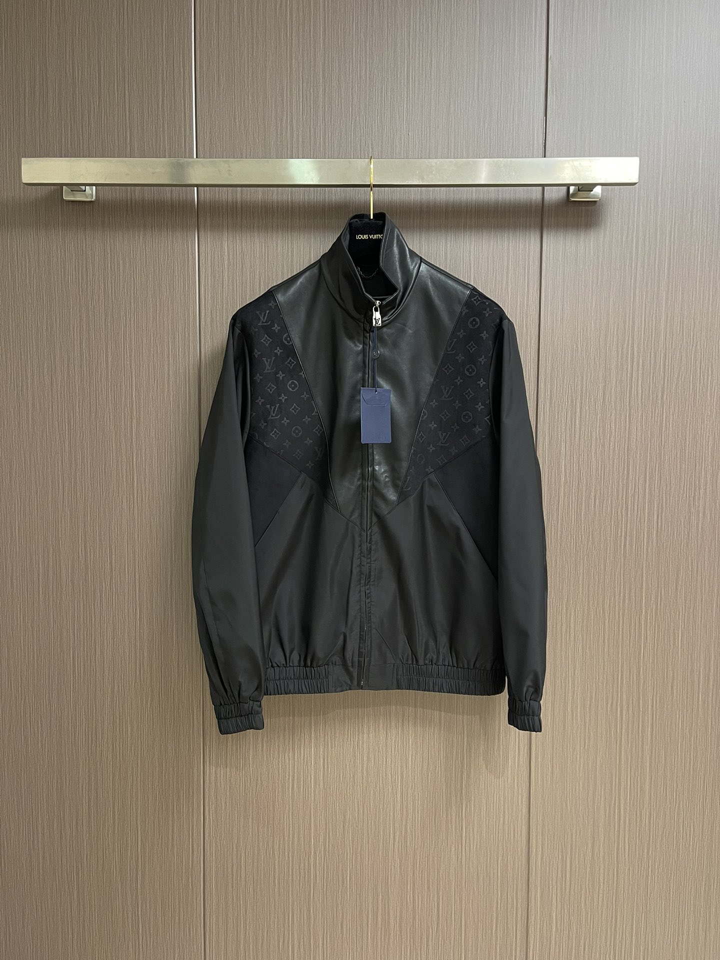 NO:455515,LV spliced ​​leather jacquard jacket, made of custom cowhide material, the leather is delicate and soft, and has a shiny feeling. The whole dress adopts splicing design, the splicing is made of jacquard full print design, customized hardware, elastic cuffs and hem, which can match multiple types of clothing to create a fashionable look, customized auxiliary materials, complete three standards, the same style as men and women!  Size 46-52, louis vuitton,jackets & coats,jackets & coats,cowhide,alexander wang19860909LV 拼接皮质提花夹克外套,采用定制牛皮材质,皮质细腻柔软,有光泽感,全衣采用拼接设计,拼接处采用提花满印设计,定制五金,弹力袖口和下摆,能多类型服饰搭配营造时尚造型,定制辅料,三标齐全,男女同款！尺码46-52,,louis vuitton,jackets & coats,jackets & coats,cowhide,alexander wang,Men's clothing