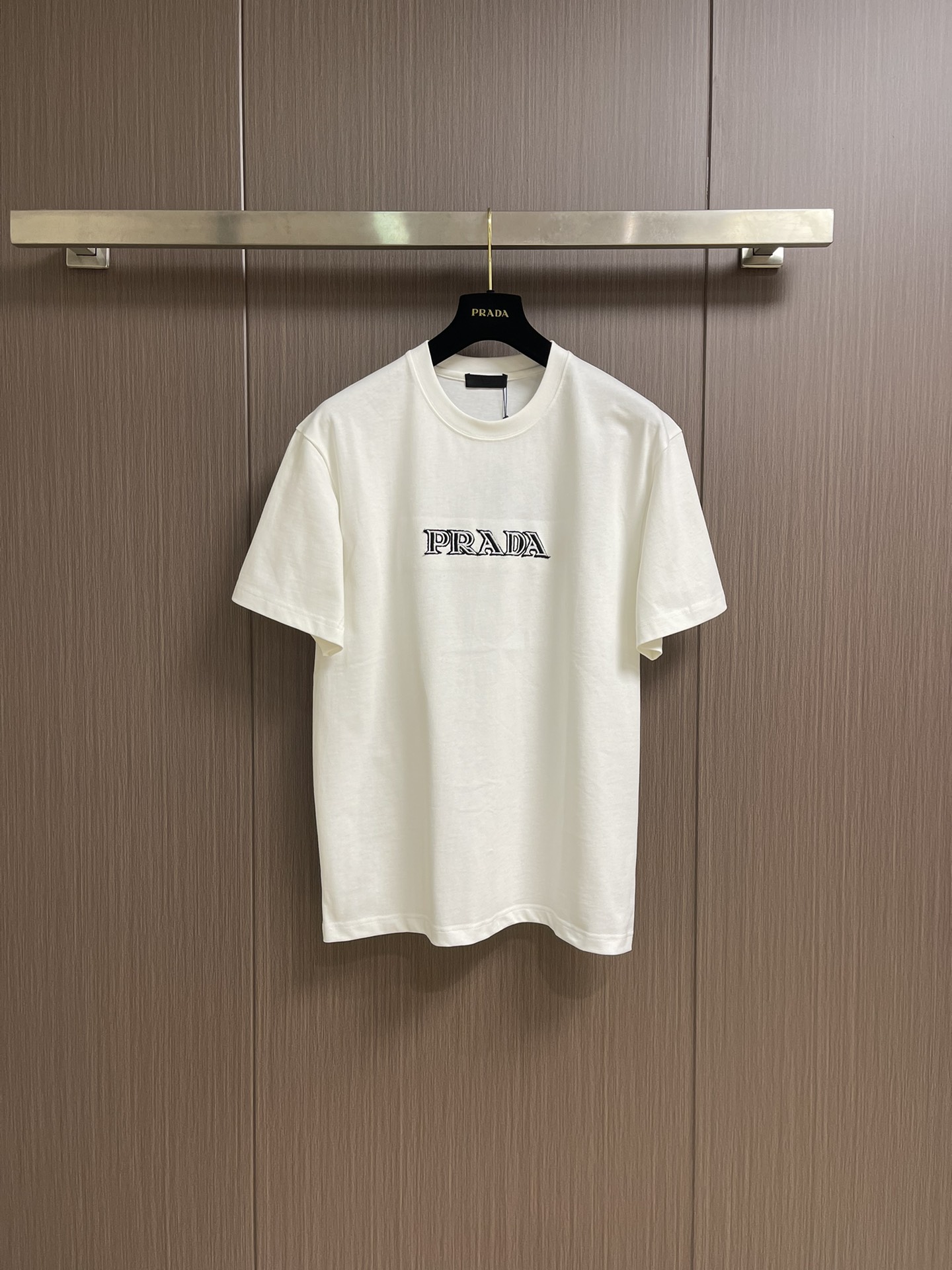 NO:458900,Prada Large letter embroidered short-sleeved T-shirt, when classic letter embroidery, encounter the 'solid texture' of tightly knitted cotton. This couple T-shirt is a two-way journey of love and taste. The three-dimensional letters on the chest + triangle logo on the back, the P-fabric is full of recognition, black and white contrasting embroidery thread, simple and high-end design sense, couples wear the same frame, tacit understanding value is directly full; the fabric is hard and powerful, tightly knitted cotton, with solid feel, not easy to deform, not easy to penetrate, and the crisp style is suitable for all body shapes. Couples are versatile, basic white T background, men and women are not picky. Size XS-L,, prada, T-shirt,tees, t-shirt,alexander wang19860909Prada 大字母刺绣短袖T恤,当经典字母刺绣,邂逅紧密针织棉的「扎实质感」,这件情侣T,是爱意与品味的双向奔赴.刺绣灵魂胸前立体大字母＋后背三角徽标,P家辨识度拉满,黑白撞色绣线,简约中藏着高阶设计感,情侣同框穿,默契值直接拉满；面料硬实力紧密针织棉,手感扎实有筋骨,不易变形、不易透,挺括版型适配各种身形.情侣万能搭 基础白T底色,男女同款不挑人.尺码XS-L,,prada,T-shirt,tees，t-shirt,alexander wang,Men's clothing