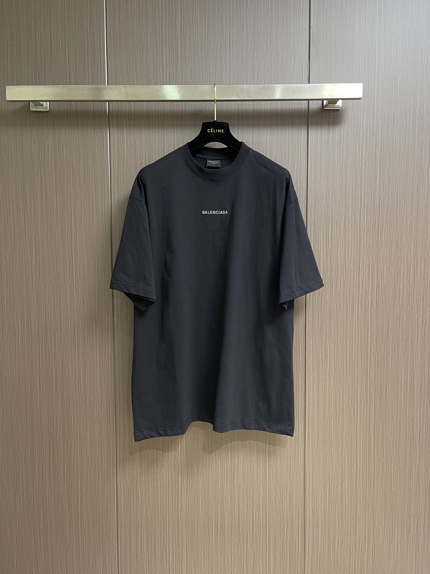 NO:455502,Balenciaga short-sleeved T-shirt with front and back embroidered letters, 100% fixed weaving and dyeing pure cotton fabric, overall washing and old-fashioned process, soft and comfortable hand feel, straight line, consistent color without color difference, overall line, straight and delicate fabric, comfortable and soft color, consistent color without color difference, can be matched with the same style to create a fashionable look, control various occasions, customized auxiliary materials, complete three standards, the same style for men and women!  Size XS-L, balenciaga, T-shirt,tees, t-shirt,alexander wang19860909Balenciaga 前后刺绣字母短袖T恤,百分百定织定染纯棉面料 整体洗水做旧工艺 手感柔软舒适 走线平直 颜色一致无色差 整体走线平直细腻 面料舒适柔软 颜色一致无色差 能与同款搭配营造时尚造型,驾驭各种场合,定制辅料,三标齐全,男女同款！尺码XS-L,,balenciaga,T-shirt,tees，t-shirt,alexander wang,Men's clothing