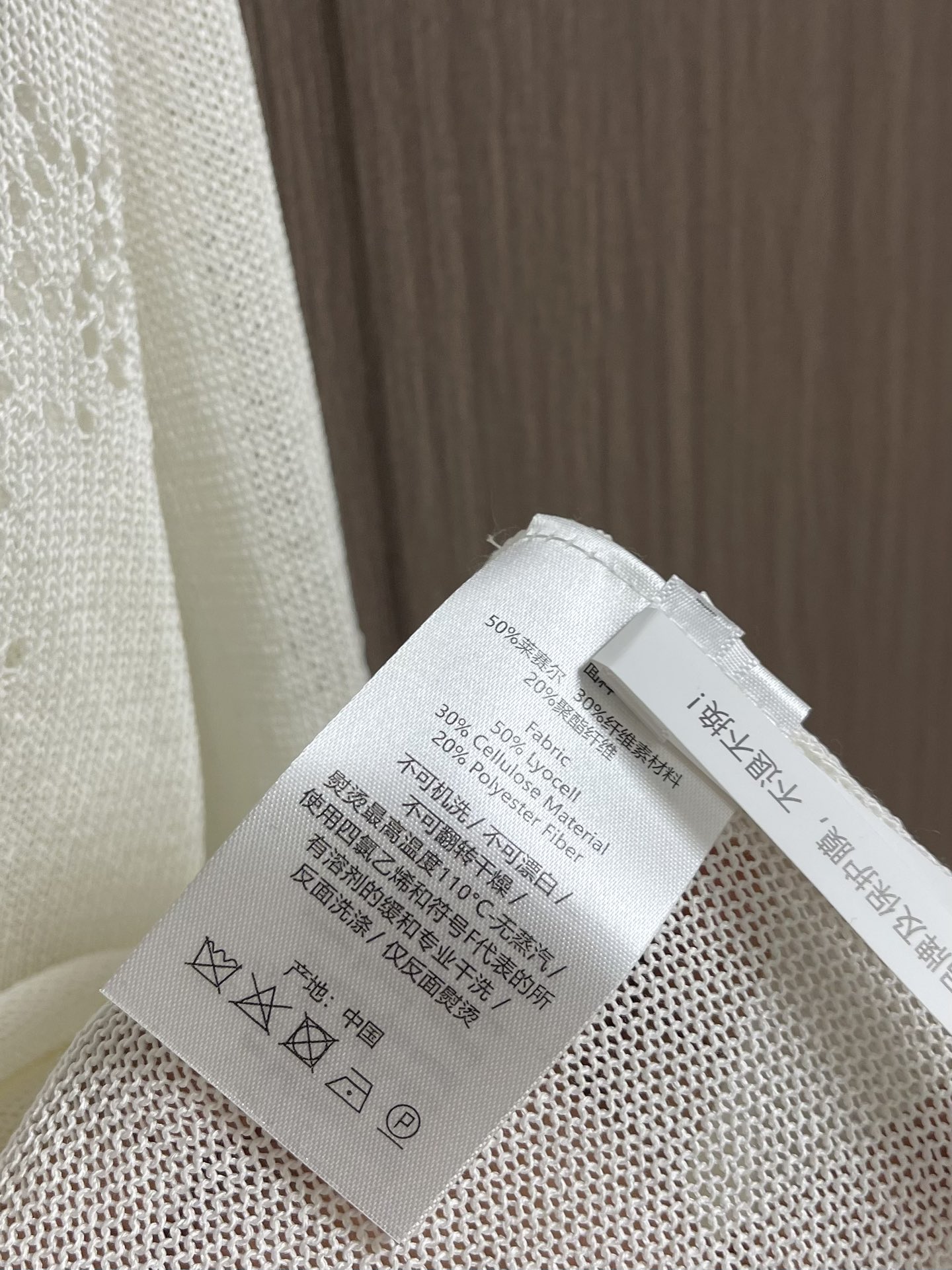 “Legacy Polo Shirt: LeySel Fabric Blend, Handcrafted Details, Customizable Size S-M-L, Unique Design & Quality” - 图片 9