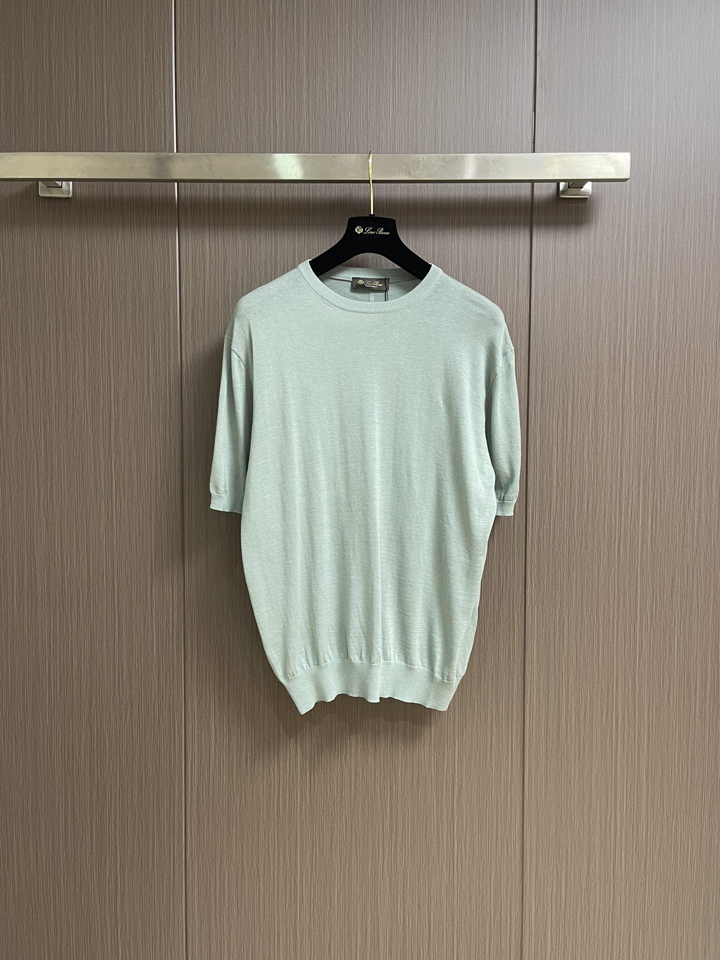 NO:498321,LP Loro Piana Walkery round neck knitted short-sleeved T-shirt is made of convex needle knitting in weaving, with interlaced textures and outstanding visual effect; the fabric is made of two natural fibers, 30% mulberry silk 70% cotton blended yarn, mulberry silk is smooth and skin-friendly, reducing body friction, and cotton is sweat-absorbing and breathable to keep the body feel refreshed. The combination of the two gives the whole skeleton support while giving the light and luxurious texture of the ready-to-wear. The natural shoulder drop design is very comfortable and relaxed, and the fall shoulder drops naturally to fit the shoulder lines of the human body, visually weakening the difference in shoulder width, making it more tolerant to all people of different body shapes, avoiding the pressure of the traditional shoulder drop design, and naturally falling shoulder drop Create a relaxed and casual effect. The needles at the cuffs are connected to form a natural incline or curve, and the transition is smoother, making the overall structure more stable and preventing deformation. Different needle retraction methods and frequencies will affect the overall pattern, reflecting professional exquisiteness. The hem is decorated with fine threads and simple and neat edges to provide a clear sense of line and sagging, making it more refined. It is a high-end application of design, craftsmanship and machines, which significantly improves the wearing quality experience. The overall line is straight and delicate, the fabric is comfortable and soft, and the color is consistent and has no color difference. It can be matched with the same style to create a fashionable look, control various occasions, customize auxiliary materials, sizes S-M-L,,loro piana,loro piana,T-shirt,tees,t-shirt,alexander wang19860909LP Loro Piana Walkery圆领针织短袖T恤,织法上采用凸针编织打造,纹理交错,视觉效果突出；面料结合了两种天然纤维,30％桑蚕丝70％棉混纺纱线制成,桑蚕丝的柔滑亲肤,减少的身体的摩擦,棉具有吸汗性透气保持体感的清爽,两者的结合让整体有了骨架支撑的同时又赋予了成衣的轻奢质感.自然落肩设计极具舒适感与松弛感,落肩自然下垂贴合人体肩部线条,在视觉上弱化肩宽差异,对所有不同体型的人更加包容、避免传统的那些落肩设计的压迫感,自然落肩营造出轻松、随意效果,袖口连接处收针形成自然的倾斜或弧形、过渡更加流畅,使得整体结构更加稳固、防止变形,不同的收针方式和频率都会影响整体版型,体现专业的精致度,下摆以细致的螺纹收边,简洁利落的收边为提供清晰的线条感,垂顺感,显得更加精致,是设计、工艺与机器的高端应用,显著提升穿着品质的体验.整体走线平直细腻,面料舒适柔软,颜色一致无色差,能与同款搭配营造时尚造型,驾驭各种场合,定制辅料,尺码S-M-L,,loro piana,loro piana,T-shirt,tees，t-shirt,alexander wang,Men's clothing