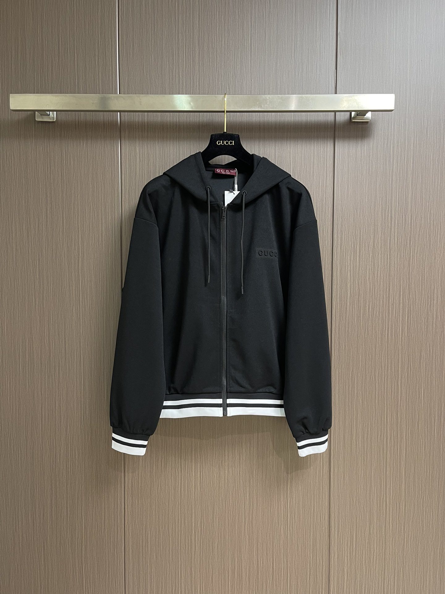 NO:458885,Tops, trousers, GUCCI contrasting striped embossed hooded casual jackets and trousers set, custom cotton fabric, soft and elastic, and very comfortable to wear with close body. It is not the kind of bargain that deforms when washed and breaks when washed. The classic brand logo embossed on the chest, using imported high-density mold die-casting technology, with a strong three-dimensional feeling, and you can clearly feel the outline of the letters when touched. The contrasting stripes at the cuffs and hem are designed with uniform widths. The black and white contrasting colors are classic and fashionable, beautiful and durable!  It can be matched with multiple types of clothing to create fashionable styles, customized accessories, complete three standards, the same style as men and women!  Size S-XL, gucci, jackets & coats,hats,alexander wang19860909上衣 长裤 GUCCI 撞色条纹浮雕连帽休闲外套卫裤套装,选用定制棉质面料,触感柔软,富有弹性,贴身穿特别舒服,不是那种一洗就变形,一洗就坏的便宜货,胸口经典的品牌标识浮雕点缀,采用进口高密度模具压铸工艺,立体感超强,摸上去能清晰的感受到字母的轮廓,穿出去辨识度超高,袖口与下摆处的撞色条纹设计,条纹的宽度均匀一致,黑白撞色经典又时尚,好看又耐穿！能与多类型服饰搭配营造时尚造型,定制辅料,三标齐全,男女同款！尺码S-XL,,gucci,jackets & coats,hats,alexander wang,Men's clothing