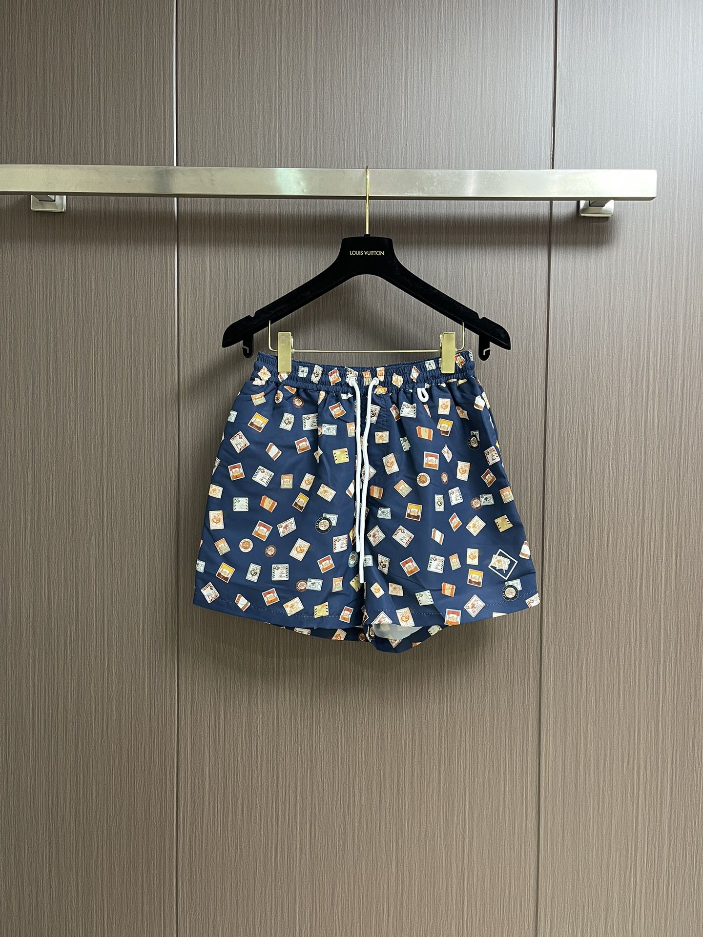 NO:458891,Loropiana LP stamp printed beach pants, microfiber 100.0, elastic belt, with adjustable drawstring, front side pocket, rear pocket with flip cover and velcro strap, left leg with rubber logo, rubber drawstring with logo. Size S-XL, loro piana, loro piana, alexander wang19860909Loropiana LP 邮票印花沙滩裤,超细纤维100.0,松紧腰带,配有可调节抽绳,前侧口袋,后口袋配有翻盖和魔术贴带,左腿饰有橡胶徽标,带徽标的橡胶拉绳.尺码S-XL,,loro piana,loro piana,alexander wang,Men's clothing