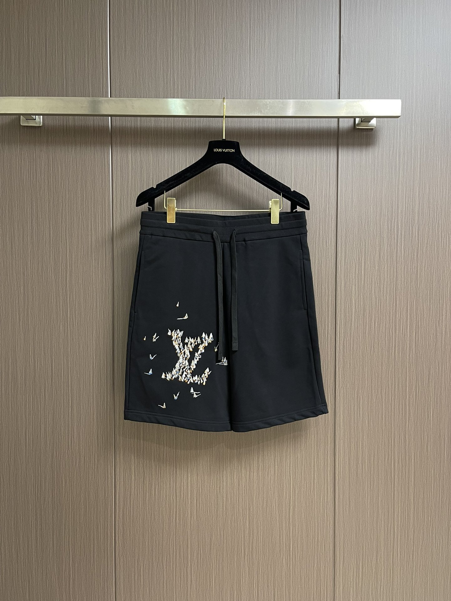 NO:458893,LV 2025ss Old Flower Sailboat Embroidery Shorts, the fabric is made of 380 grams heavy combed cotton, and it is washed twice. The fabric is comfortable and skin-friendly and has no sense of difference. Customized dyed fabrics, high textile density, good drape, not easy to deform, thick texture and tight spinning process will not affect the breathability of the fabric, and the saturation of the color is very high. The embroidery process uses imported embroidery machines to make the embroidery color fuller, the embroidery is more three-dimensional, the upper body effect is good, versatile and beautiful, the loose version covers the flesh and makes it look slim and not picky, simple but not simple design, easy to match, and do whatever you want. Size S-XL,,louis vuitton, shorts,alexander wang19860909LV 2025ss老花帆船刺绣短裤,面料采用380克重精梳棉,两遍水洗处理,面料舒适亲肤无异感,定制定染面料,纺织密度高,垂感佳,不易变形,厚织感加上紧密纺纱工艺,不会影响面料的透气性,成色的饱和度很高,刺绣工艺采用进口刺绣机器,使刺绣颜色更加饱满,绣花更加立体,版型上身效果好,百搭好看,宽松版型遮肉显瘦不挑人,简约而不简单的设计,轻松搭配,随心所欲 尺码S-XL,,louis vuitton,shorts,alexander wang,Men's clothing