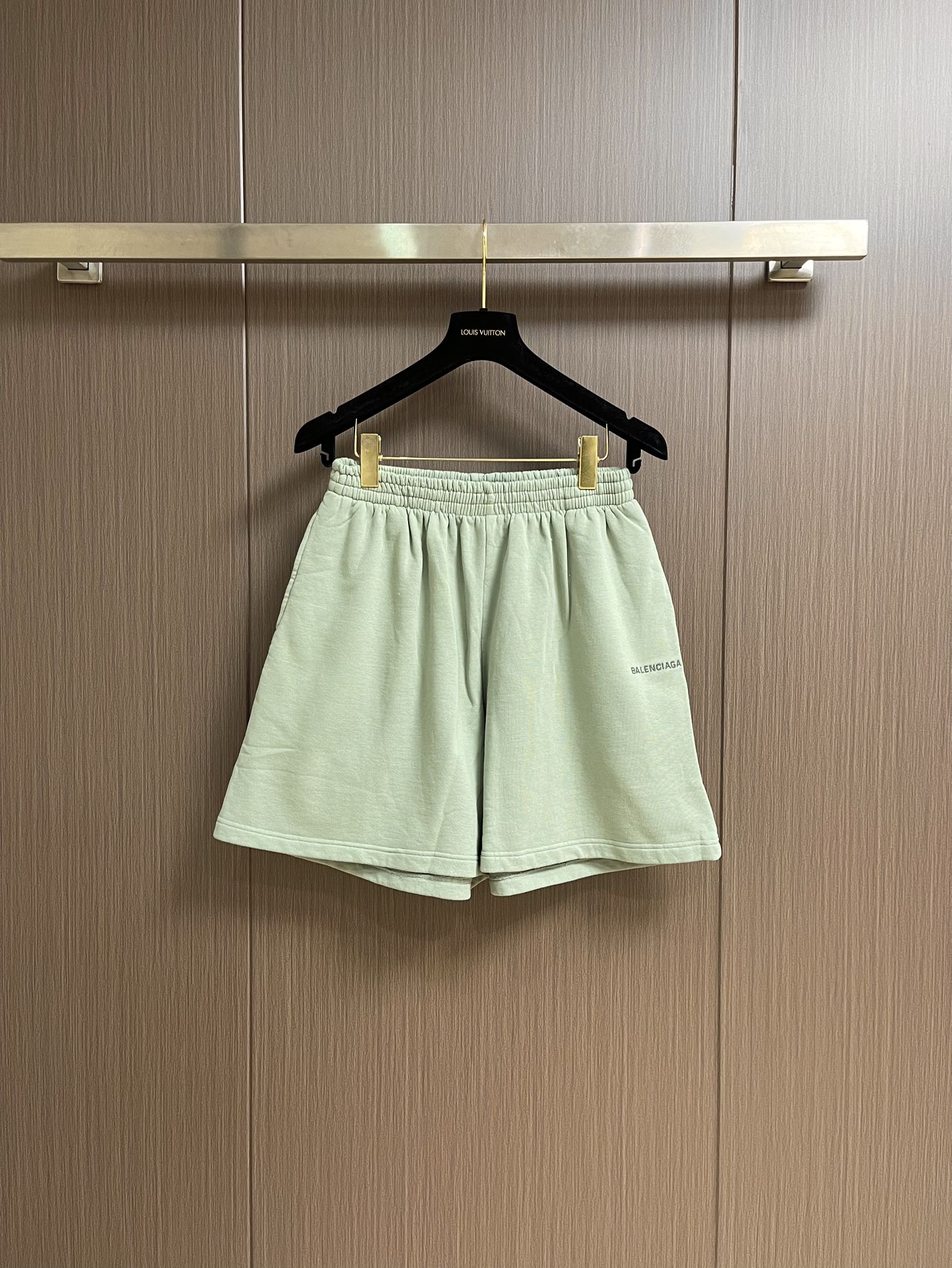 NO:455528,Balenciaga 2025ss Summer New Balenciaga Back Reflective Sage Green Jersey Medium Edition Shorts!  Made of customized cotton fabric, it feels skin-friendly and soft, and will not cause any irritation to the skin. It will directly fill the comfort!  The eye-catching letter embroidery on the chest and behind is made of reflective embroidery thread. After special processing, different angles can present a bright and uniform reflective effect, which is particularly eye-catching!  After washing it many times, the reflective effect is still great. The overall wiring is straight and delicate, the fabric is comfortable and soft, the color is consistent and there is no color difference. It can be matched with the same style to create a fashionable look, and it can be customized for various occasions. It has three standards, and the same style as men and women!  Size XS-L, balenciaga, shorts, alexander wang19860909balenciaga 2025ss夏季新款Balenciaga Back Reflective鼠尾草绿色平纹针织中号版型短裤！采用定制棉质面料制作,触感亲肤柔软,不会对皮肤产生任何刺激,舒适度直接拉满！胸前与背后醒目的字母刺绣,使用反光绣线,经过特殊的工艺处理,不同的角度都能呈现出明亮且均匀的反光效果,特别醒目！洗了好多回,反光效果还是杠杠的,整体走线平直细腻,面料舒适柔软,颜色一致无色差,能与同款搭配营造时尚造型,驾驭各种场合,定制辅料,三标齐全,男女同款！尺码XS-L,,balenciaga,shorts,alexander wang,Men's clothing