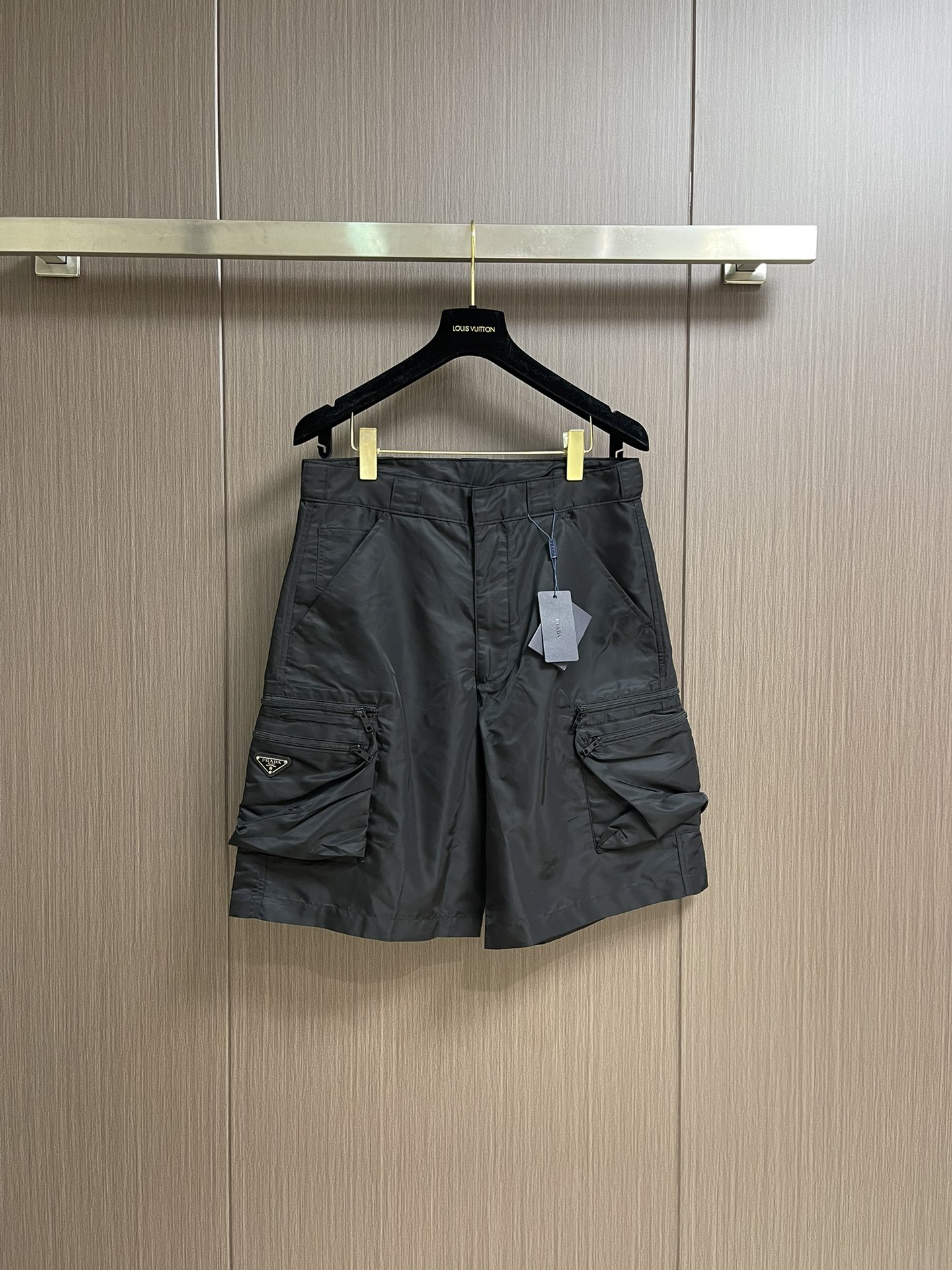 NO:458894,Prada Triangle Mark Multi-functional tool shorts, customized three-proof and full-function nylon fabric, windproof and waterproof, sun protection, touch like Molai Technology, light and tough and comfortable skin-coated, enamel triangle metal logo highlights the brand, embellished with tooling pockets full of contemporary charm, using imported special aircraft infrared positioning 'ada Triangle Mark' whole pants with up to 10 pockets, 36 complicated processes, all the pockets are buried and clamped in the inner part, using the barrel seam process, through two car lines back and forth, then manually split the seam, ironing and shaping, trimming the seam edges. Size S-XL,,prada, shorts,alexander wang19860909Prada 三角标多功能工装短裤,定制三防全功能尼龙面料 防风防水防晒 触感如同末来科技 轻盈又坚韧舒适贴肤 涂珐琅三角形金属徽标彰显品牌 以充满当代魅力的工装口袋作为点缀 采用进口专机红外线定位'ada三角标'整条裤子多达10个口袋 共36道复杂工序 口袋内里皆埋夹工艺 采用筒子缝工艺 通过来回俩道车线 再手工分缝 熨烫定型 修剪缝边.尺码S-XL,,prada,shorts,alexander wang,Men's clothing