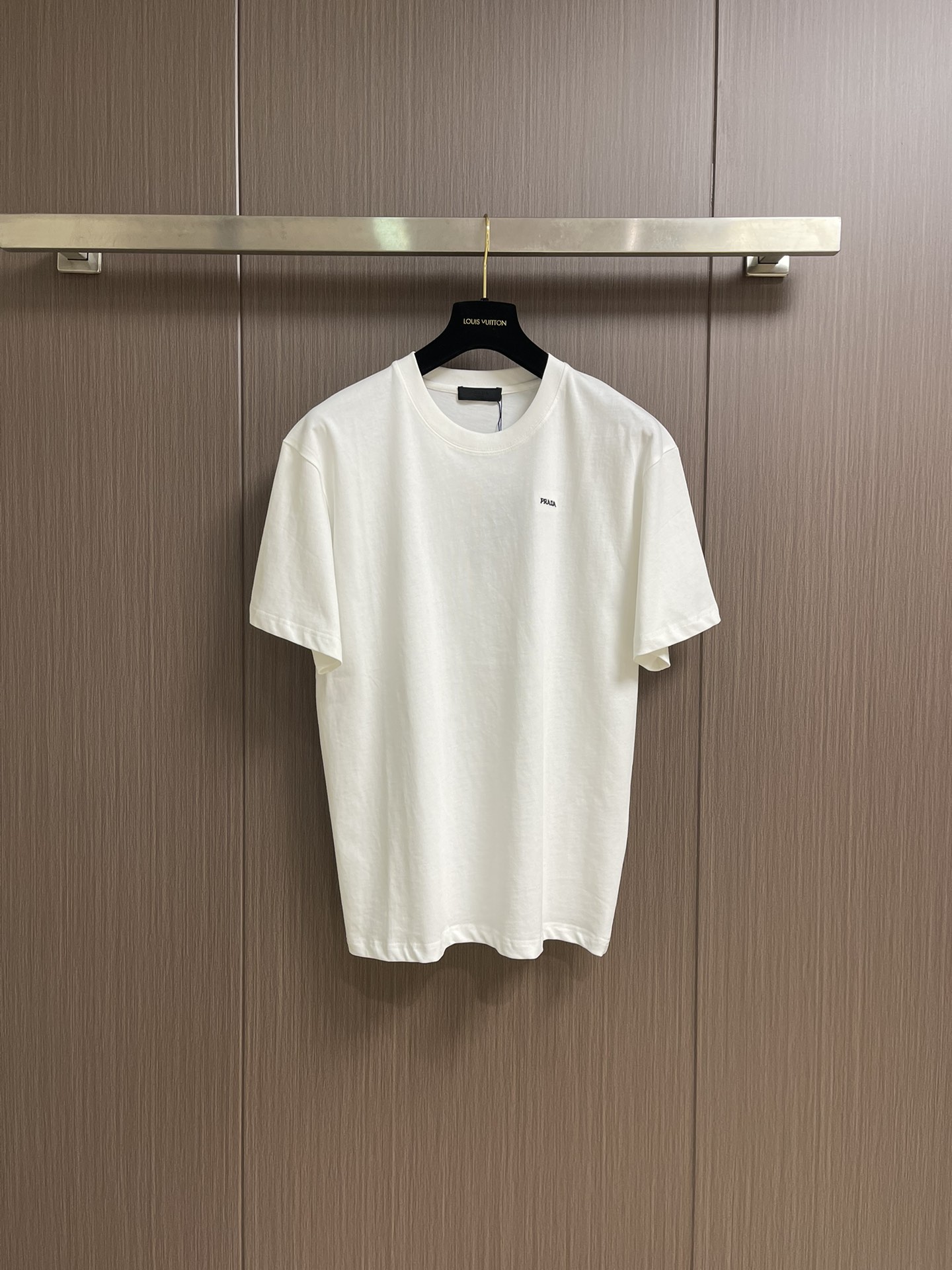 NO:512721,Prada's new favorite in summer~ Small letter embroidered four-color pure cotton short-sleeved T-shirt, small embroidery, big identity - Prada's low-key announcement!  The exquisite small letter embroidery on the chest is the 'identity seal' engraved in the genes by Pra**. There is no exaggerated pattern, and it does not rely on large-scale printing to attract attention. It is just a small one. Those who understand it will naturally understand. It is made of pure cotton, breathable and not sweaty, and can keep it refreshing even if you wear it at 38 degrees in summer; it is first-class in moisture absorption, and you can wipe it off easily when you exercise and sweat, and it will dry one step faster than others. The fabric has a slightly old feeling, which is softer and more delicious as you go. Size XS-L, prada, T-shirt, tees, t-shirt, alexander wang19860909Prada 夏日新宠~小字母刺绣四色款纯棉短袖T恤,小刺绣,大身份——Prada的低调宣告！胸前精致的小字母刺绣,是 Pra**刻在基因里的 “身份印章” .没有浮夸图案,不靠大面积印花博眼球,就这么小小一枚,懂的人自然懂. 纯棉材质,透气不闷汗,夏天38度穿也能保持清爽；吸湿性一流,运动出汗随手一擦,干得比别人快一步 .面料自带微微做旧感,越穿越软、越穿越有味道的一件 T 恤.尺码XS-L,,prada,T-shirt,tees，t-shirt,alexander wang,Men's clothing