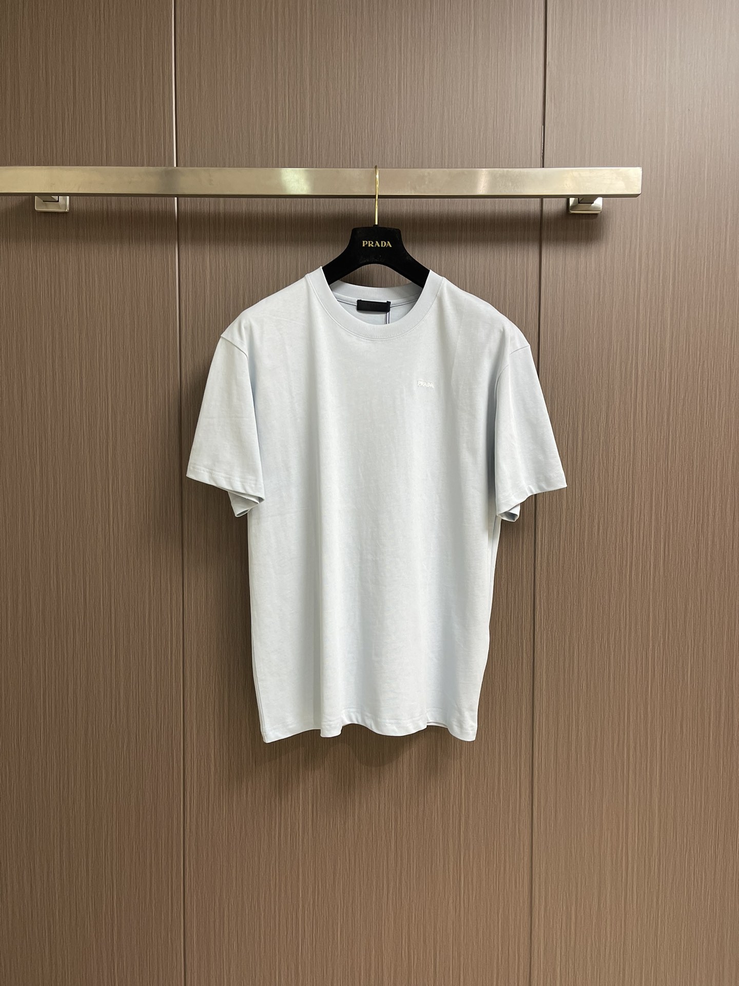 NO:458897,Prada's new favorite in summer~ Small letter embroidered four-color pure cotton short-sleeved T-shirt, small embroidery, big identity - Prada's low-key announcement!  The exquisite small letter embroidery on the chest is the 'identity seal' engraved in the genes by Pra**. There is no exaggerated pattern, and it does not rely on large-scale printing to attract attention. It is just a small one. Those who understand it will naturally understand. It is made of pure cotton, breathable and not sweaty, and can keep it refreshing even if you wear it at 38 degrees in summer; it is first-class in moisture absorption, and you can wipe it off easily when you exercise and sweat, and it will dry one step faster than others. The fabric has a slightly old feeling, which is softer and more delicious as you go. Size XS-L, prada, T-shirt, tees, t-shirt, alexander wang19860909Prada 夏日新宠~小字母刺绣四色款纯棉短袖T恤,小刺绣,大身份——Prada的低调宣告！胸前精致的小字母刺绣,是 Pra**刻在基因里的 “身份印章” .没有浮夸图案,不靠大面积印花博眼球,就这么小小一枚,懂的人自然懂. 纯棉材质,透气不闷汗,夏天38度穿也能保持清爽；吸湿性一流,运动出汗随手一擦,干得比别人快一步 .面料自带微微做旧感,越穿越软、越穿越有味道的一件 T 恤.尺码XS-L,,prada,T-shirt,tees，t-shirt,alexander wang,Men's clothing