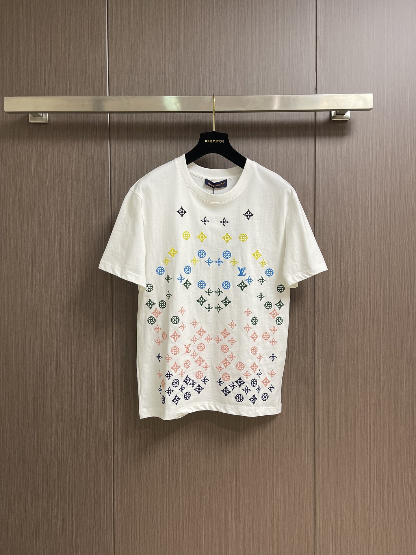 NO:458896,LV embroidered round neck short-sleeved T-shirt, which uses customized cotton fabric, which is comfortable, soft, breathable and sweat-absorbing. The chest is decorated with brand logo embroidery patterns, and the back collar is decorated with brand letter embroidery. It can be matched with multiple types of clothing to create a fashionable look. Customized auxiliary materials are complete, with three standards, the same style as men and women!  Size M-3XL M size clothes 68cm bust 100cm shoulder width 48cm L size clothes 70cm bust 104cm shoulder width 49cm XL size clothes 72cm bust 108cm shoulder width 50cm XXL size clothes 74cm bust 112cm shoulder width 51cm XXXL size clothes 76cm bust 116cm shoulder width 52cm,,louis vuitton,T-shirt,tees,t-shirt,alexander wang19860909LV 刺绣圆领短袖T恤,采用定制棉质面料,面料舒适柔软透气吸汗,胸前饰以品牌标识刺绣图案,后领同饰以品牌字母刺绣装饰,能与多类型服饰搭配营造时尚造型,定制辅料,三标齐全,男女同款！尺码M-3XL M码衣长68cm 胸围100cm 肩宽48cm L码衣长70cm 胸围104cm 肩宽49cm XL码衣长72cm 胸围108cm 肩宽50cm XXL码衣长74cm 胸围112cm 肩宽51cm XXXL码衣长76cm 胸围116cm 肩宽52cm,,louis vuitton,T-shirt,tees，t-shirt,alexander wang,Men's clothing