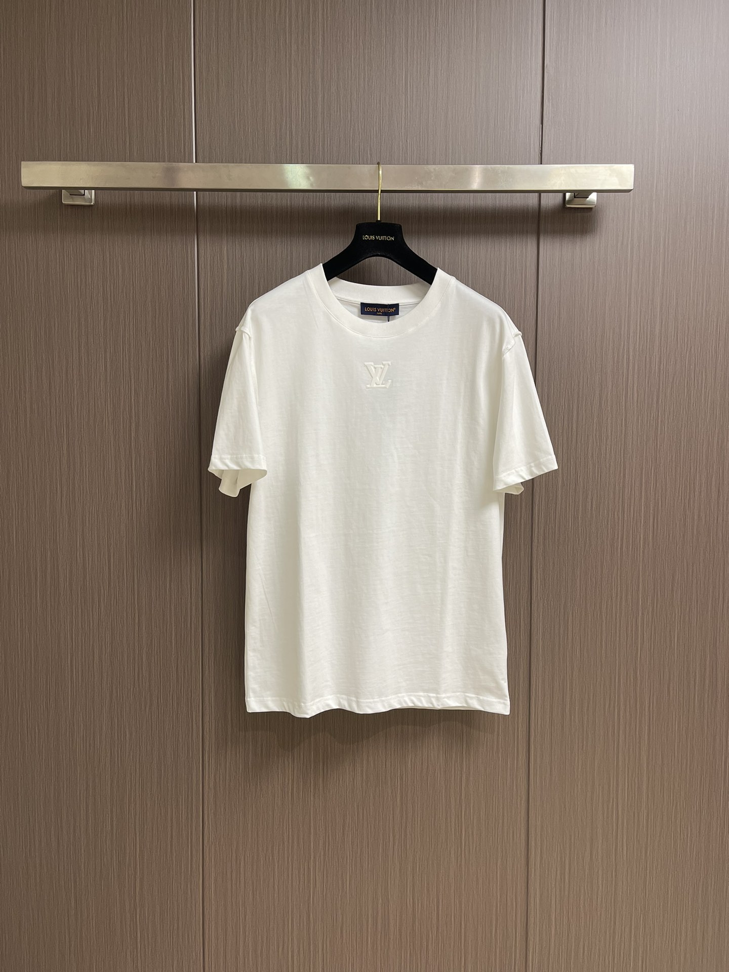 NO:458899,LV logo embossed short-sleeved T-shirt, customized original 270 grams tight double yarn, soft feel, comfortable skin fit, iconic Logo embossed with the front, delicate texture, full shape, full layering, conforming to the popular ean fit style in today's society The simplest classic T-shirt adopts stamping and filling technology molds made with size patterns according to the original, and then stamped at low temperature. After forming, fill and cushioning bubble cotton with good filling performance. Size S-XL S-shirt is 67cm long, shoulder width 55cm bust 118cm long, M-shirt is 69cm long, shoulder width 56cm bust 122cm L-shirt is 71cm long, shoulder width 57cm bust 126cm XL-shirt is 73cm long, shoulder width 58cm bust 130cm, louis  vuitton, T-shirt,tees,t-shirt,alexander wang19860909LV 标识压纹短袖T恤,定制原版270克紧密双纱 手感柔软 舒适贴肤 标志性 Logo压纹点缀正面 纹理细腻 形态饱满 层次感十足 符合当今社会流行的ean fit风格 最简单的经典T恤 采用冲压填充技术 根据原版制作大小图案的模具 进而低温冲压 成型后 填充缓冲性能良好的泡泡棉.尺码S-XL S码衣长67cm 肩宽55cm 胸围118cm M码衣长69cm 肩宽56cm 胸围122cm L码衣长71cm 肩宽57cm 胸围126cm XL码衣长73cm 肩宽58cm 胸围130cm,,louis vuitton,T-shirt,tees，t-shirt,alexander wang,Men's clothing