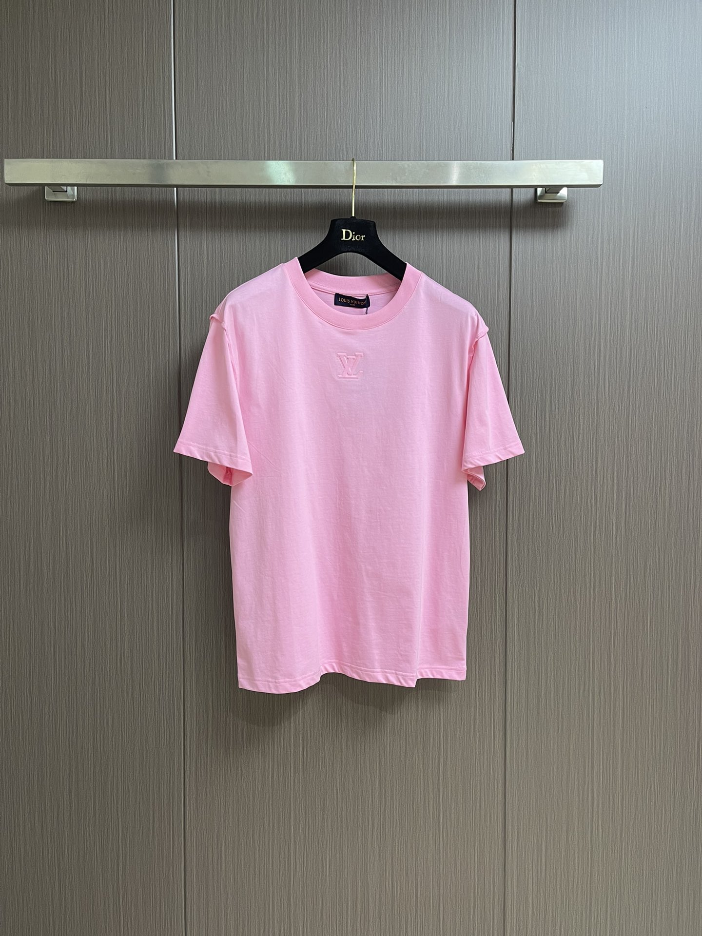 NO:458902,LV logo embossed short-sleeved T-shirt, customized original 270 grams tight double yarn, soft feel, comfortable skin fit, iconic Logo embossed with front, delicate texture, full shape, full layering, conforming to the popular ean fit style in today's society The simplest classic T-shirt adopts stamping and filling technology molds made according to the original size and pattern, and then stamped at low temperature. After forming, bubble cotton with good filling and cushioning performance S-XL S-Size 67cm long shoulder width 55cm bust 118cm long M-Size 69cm shoulder width 56cm bust 122cm L-Size 71cm shoulder width 57cm bust 126cm XL-Size 73cm shoulder width 58cm bust 130cm, louis  vuitton, T-shirt,tees,t-shirt,alexander wang19860909LV 标识压纹短袖T恤,定制原版270克紧密双纱 手感柔软 舒适贴肤 标志性 Logo压纹点缀正面 纹理细腻 形态饱满 层次感十足 符合当今社会流行的ean fit风格 最简单的经典T恤 采用冲压填充技术 根据原版制作大小图案的模具 进而低温冲压 成型后 填充缓冲性能良好的泡泡棉 尺码S-XL S码衣长67cm 肩宽55cm 胸围118cm M码衣长69cm 肩宽56cm 胸围122cm L码衣长71cm 肩宽57cm 胸围126cm XL码衣长73cm 肩宽58cm 胸围130cm,,louis vuitton,T-shirt,tees，t-shirt,alexander wang,Men's clothing