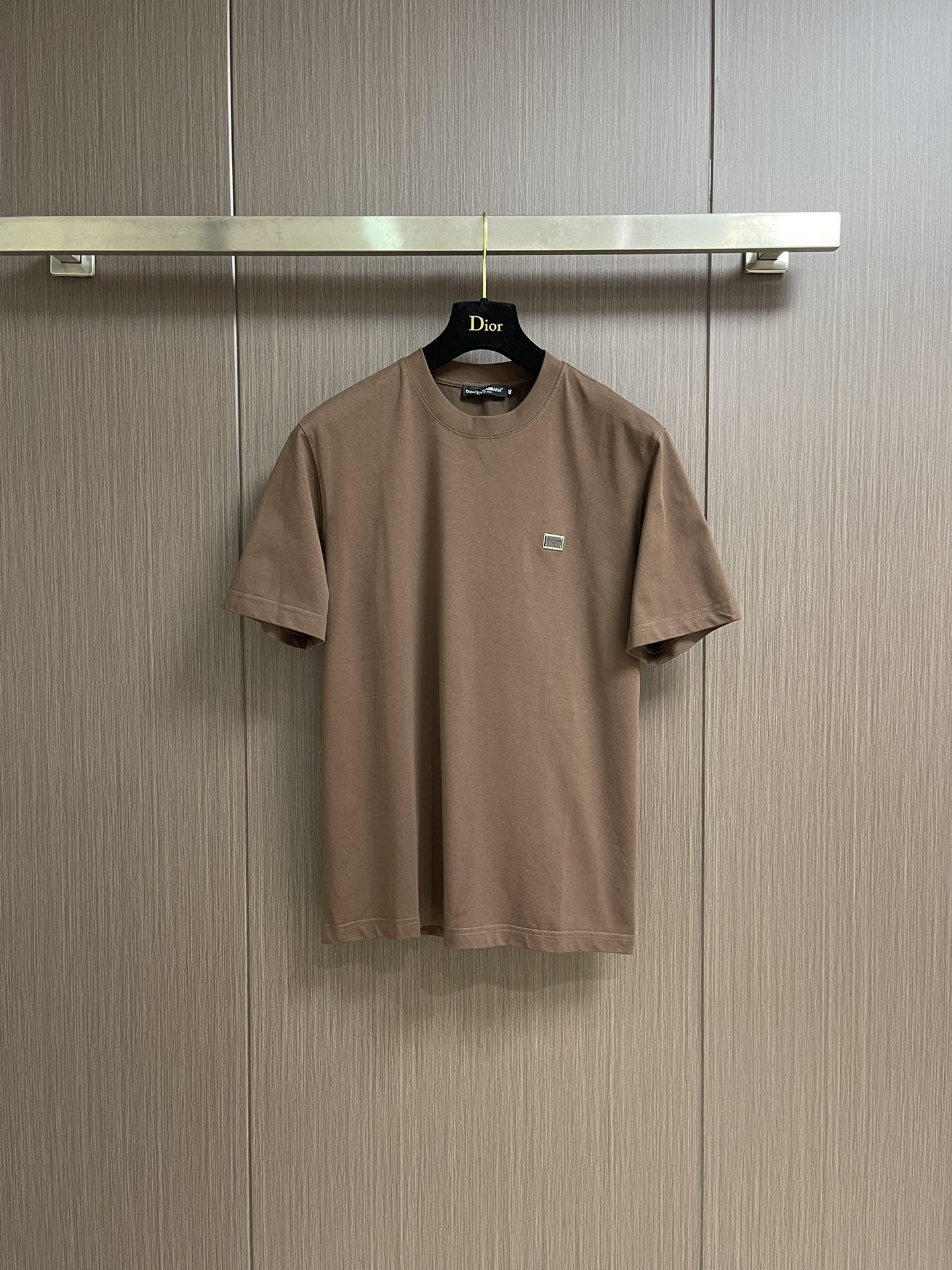 NO:458898,Dolce Gabbana DG 2025ss summer new basic mercerated cotton round neck short-sleeved T-shirt, letters and seals casual round neck short-sleeved T-shirt!  Customer-supplied high-end high-density 80 double-strand mercerized cotton fabric, with a soft and delicate texture, which can crush ordinary fabrics on the market at will, with good moisture absorption and breathability, and brings an ultimate comfortable wearing experience to the skin!  The letters and logo on the chest are high-quality hardware, making the visual more three-dimensional, and at the same time bring unquestionable luxury. The basic and conventional solid color round neck style cut is suitable for everyday wear. Size 44-46-48-50-52-54, Dolce & Gabbana, T-shirt, tees, t-shirt, alexander wang19860909Dolce Gabbana DG 2025ss夏季新款基础丝光棉圆领短袖T恤,字母仔章休闲圆领短袖t恤衫！客供进口高支高密80支双股丝光棉面料,软糯细腻的出色质感,可随意碾压市面普通面料,吸湿透气性佳,贴肤带来极致舒适的穿着体验！胸前字母徽标仔章,五金质感高级,令视觉上更具立体感,同时带来了毋庸置疑的奢华档次,基础常规的纯色圆领版型剪裁,日常单穿内搭皆宜.尺码44-46-48-50-52-54,,Dolce&Gabbana,T-shirt,tees，t-shirt,alexander wang,Men's clothing