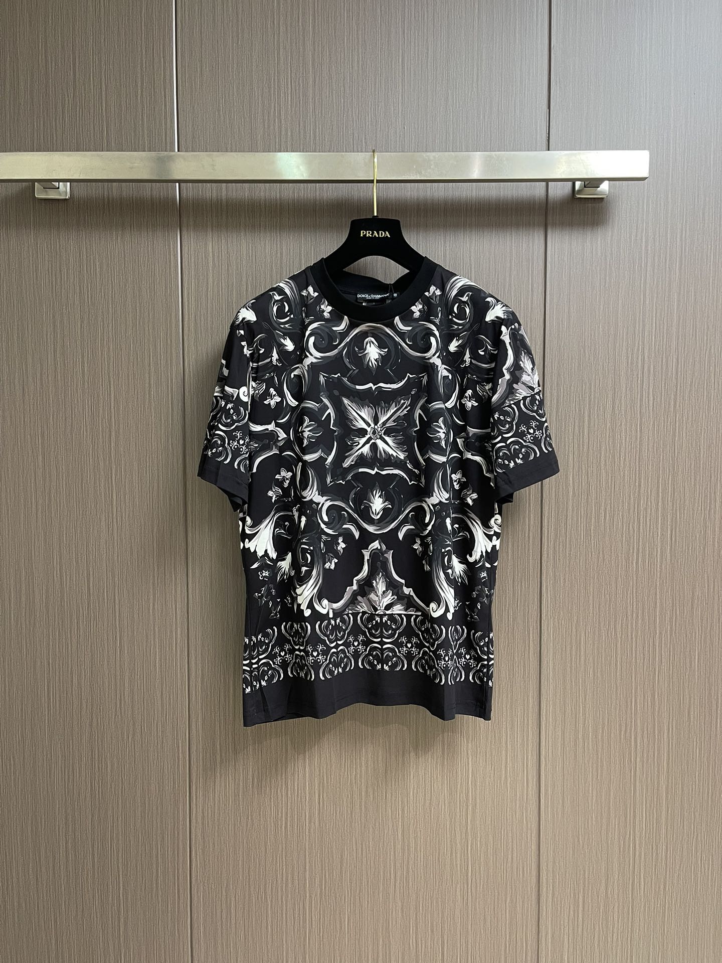 NO:458892,DolceGabbana DG 2025SS spring and summer new jacquard logo round neck short-sleeved T-shirt, with eye-catching logo pattern modification!  Different from the past, it declares the design concept that has been passed down for many years in the brand!  Its eye-catchingness is no less than any style, and it perfectly presents the fashionable, high-end and luxurious feeling in front of the world!  Made of imported cotton materials, selected high-quality cotton fabrics, soft and soft to the touch, skin-friendly and delicate. Size 44-46-48-50-52-54, Dolce&Gabbana, Dolce&Gabbana, T-shirt,tees, t-shirt,alexander wang19860909DolceGabbana杜嘉班纳 DG 2025SS春夏新款提花标识圆领短袖T恤,醒目的logo图案修饰！区别于以往的不同,宣示品牌传承多年的设计理念！其吸睛度完全不亚于任何式,将时髦高级感与奢华感完美呈现在世人眼前！客供进口全棉材质制成,精选优质棉面料,触感软糯亲肤细腻.尺码44-46-48-50-52-54,,Dolce&Gabbana,Dolce&Gabbana,T-shirt,tees，t-shirt,alexander wang,Men's clothing